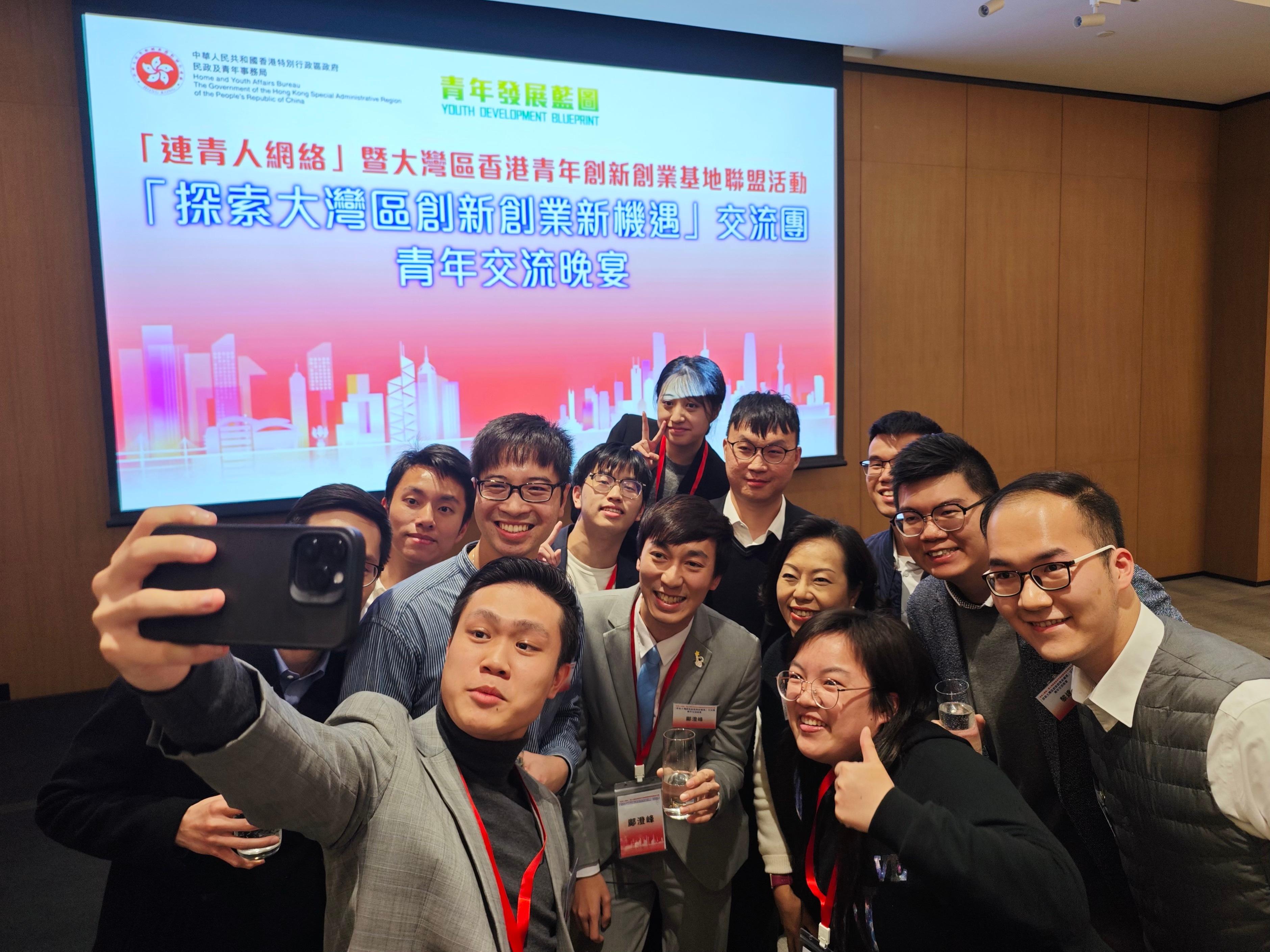 民政及青年事务局局长麦美娟（第二排右二）及「连青人网络」交流团成员今日（三月一日）与广东省香港商会代表见面，了解他们在内地生活和工作的情况。