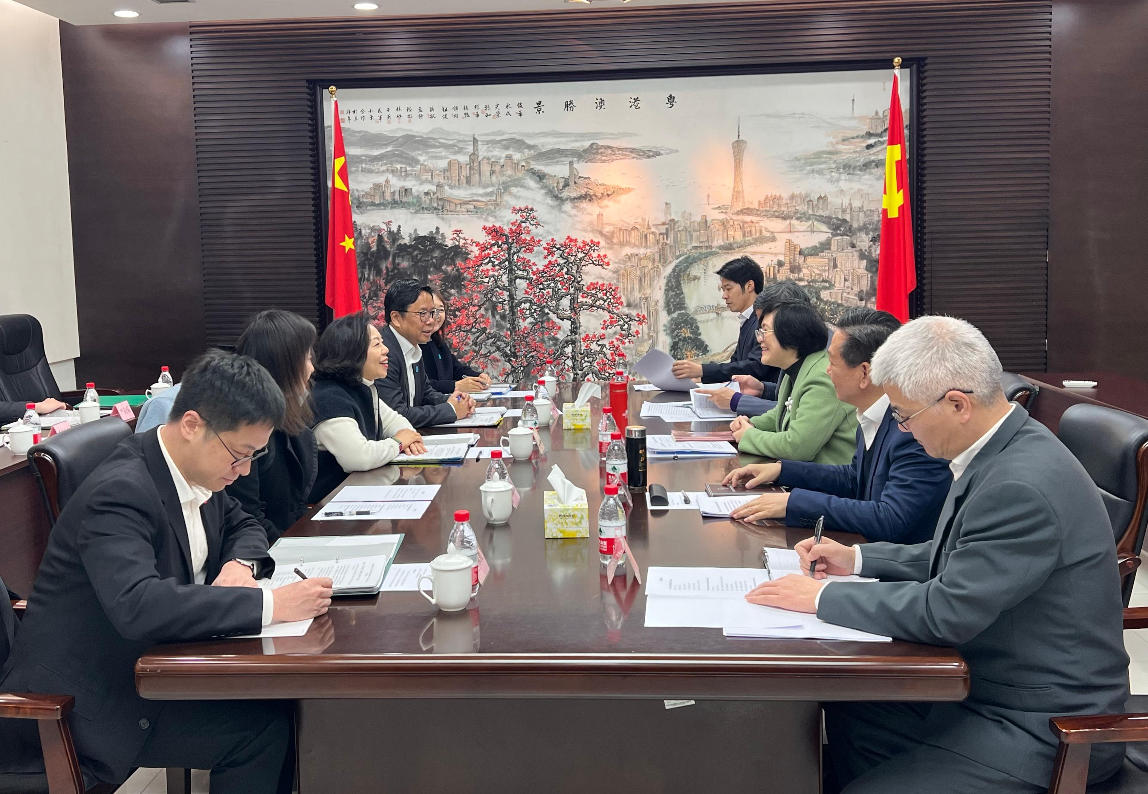 The Secretary for Home and Youth Affairs, Miss Alice Mak, today (March 1) paid a visit to the Hong Kong and Macao Affairs Office of the People's Government of Guangdong Province (GDHKMAO). Photo shows Miss Mak (third left), accompanied by the Commissioner for Youth, Mr Eric Chan (fourth left), meeting with the Director of the GDHKMAO, Ms Chen Li-wen (third right).