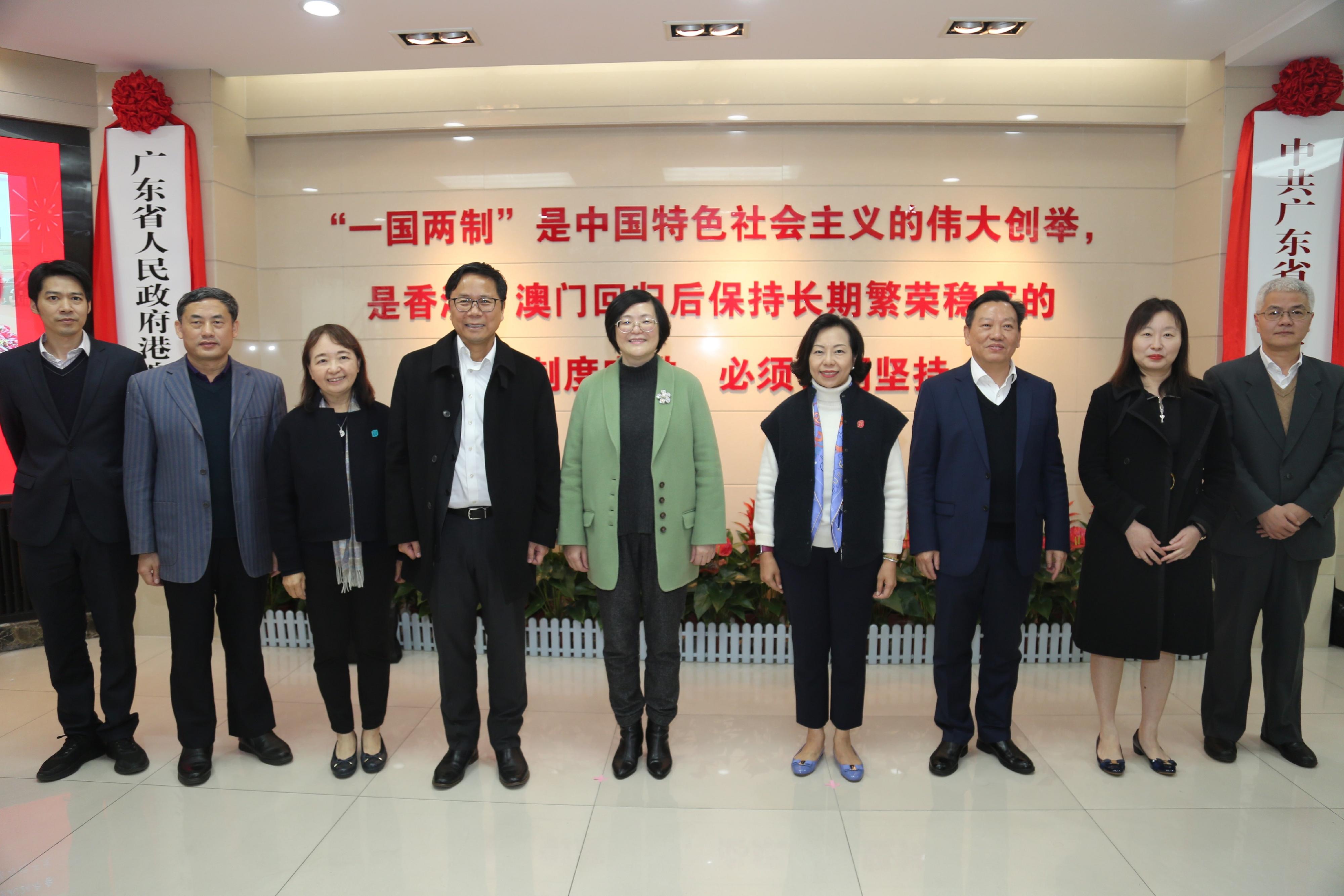 The Secretary for Home and Youth Affairs, Miss Alice Mak, today (March 1) paid a visit to the Hong Kong and Macao Affairs Office of the People's Government of Guangdong Province (GDHKMAO) and met with the Director of the GDHKMAO, Ms Chen Li-wen. Photo shows Miss Mak (fourth right); the Commissioner for Youth, Mr Eric Chan (fourth left); and Ms Chen (centre) at the GDHKMAO.