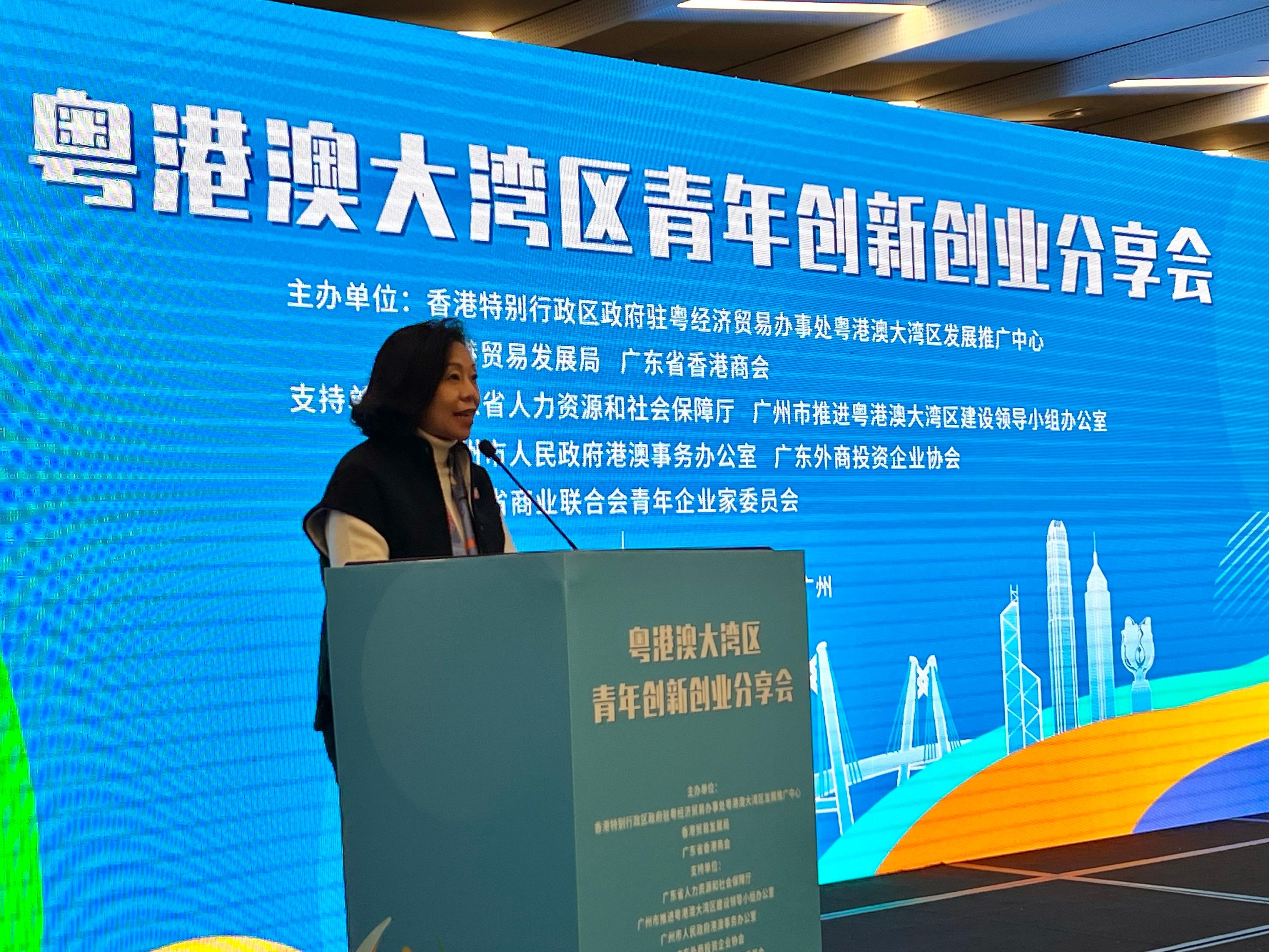 The Secretary for Home and Youth Affairs, Miss Alice Mak, attended a sharing session regarding Guangdong-Hong Kong-Macao Greater Bay Area youth innovation and entrepreneurship today (March 1). Photo shows Miss Mak delivering a speech at the sharing session.
