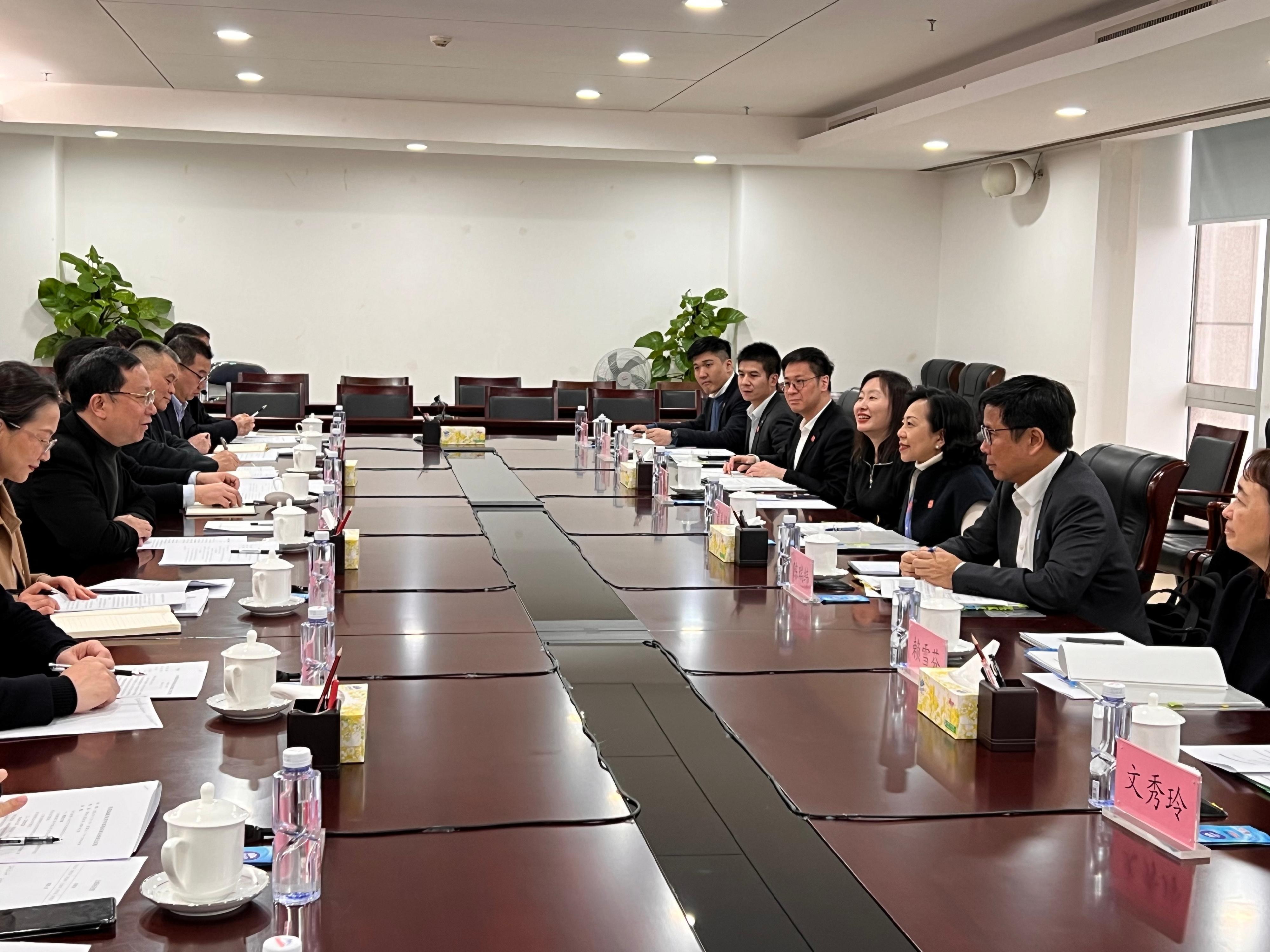 The Secretary for Home and Youth Affairs, Miss Alice Mak, today (March 1) paid a visit to the Human Resources and Social Security Department of Guangdong Province. Photo shows Miss Mak (third right), accompanied by the Commissioner for Youth, Mr Eric Chan (second right), meeting with the Director-General of the Human Resources and Social Security Department of Guangdong Province, Mr Du Minqi (second left).