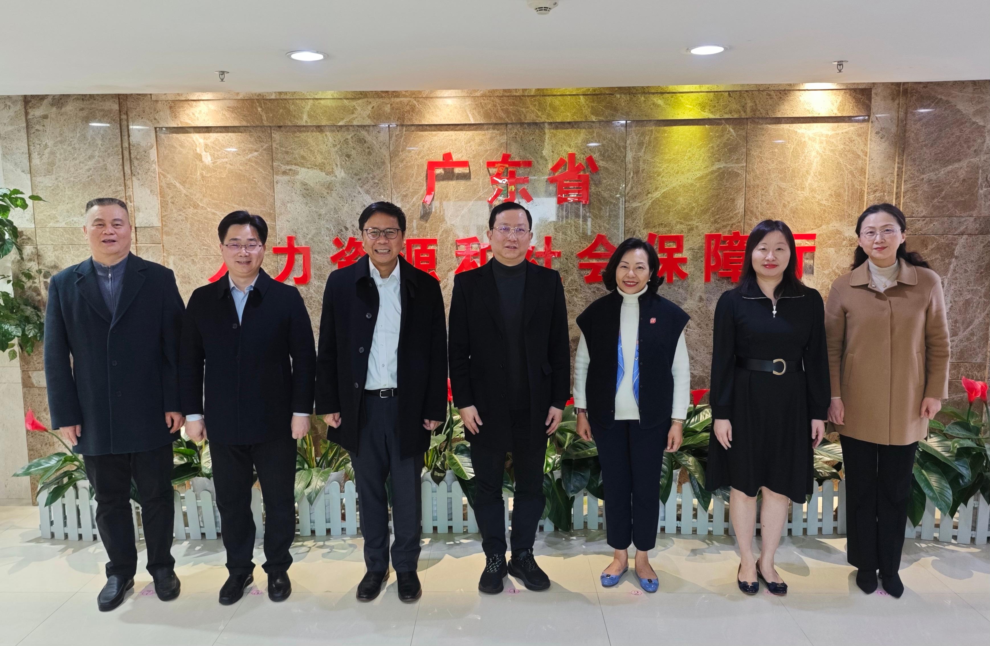 The Secretary for Home and Youth Affairs, Miss Alice Mak, today (March 1) paid a visit to the Human Resources and Social Security Department of Guangdong Province and met with the Director-General, Mr Du Minqi. Photo shows Miss Mak (third right), the Commissioner for Youth, Mr Eric Chan (third left), and Mr Du (centre) at the Human Resources and Social Security Department of Guangdong Province.