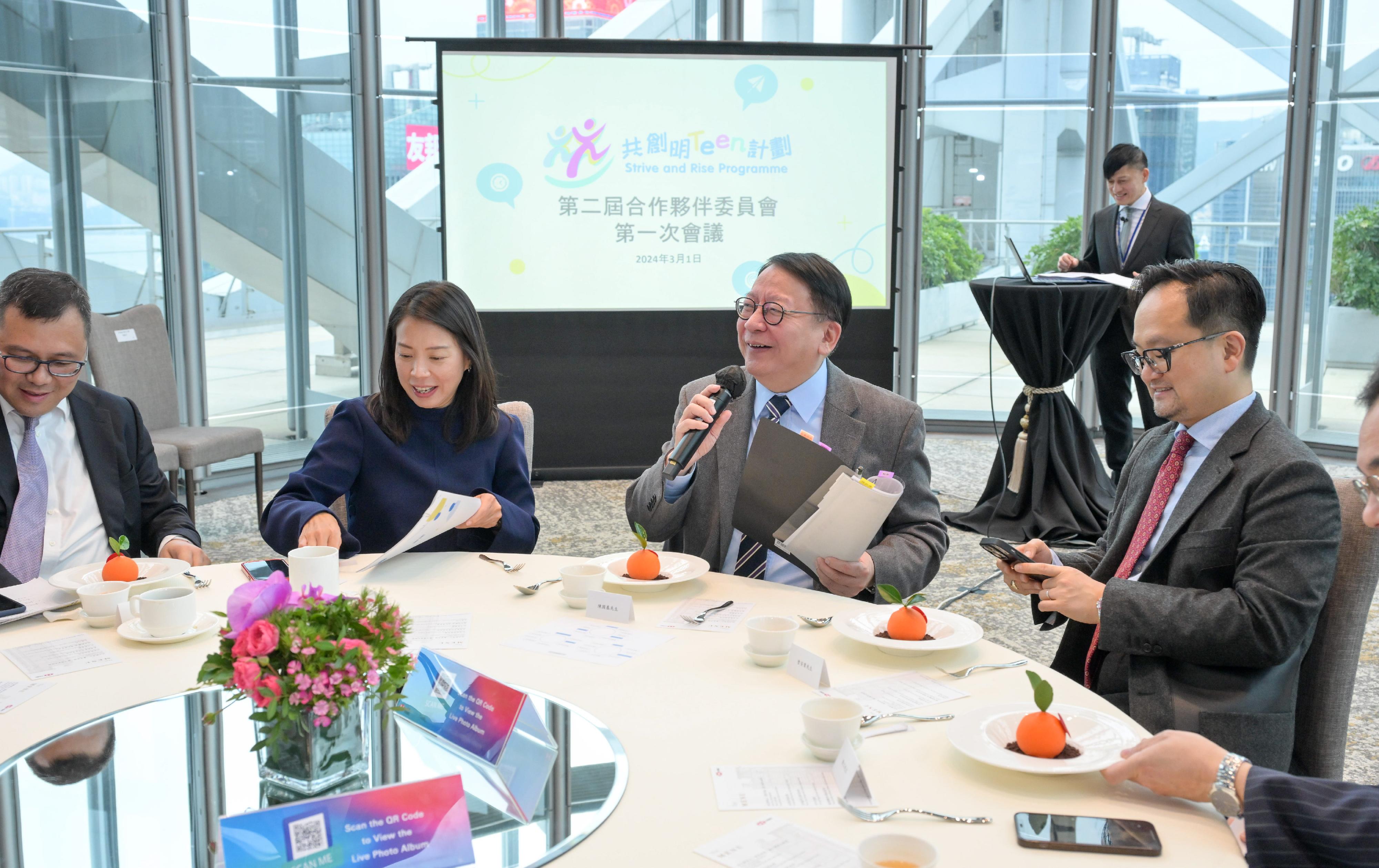 The second-term Partners' Board, chaired by the Chief Secretary for Administration, Mr Chan Kwok-ki, under the Strive and Rise Programme held its first meeting today (March 1). Photo shows Mr Chan (second right) exchanging views on the Programme with other members.