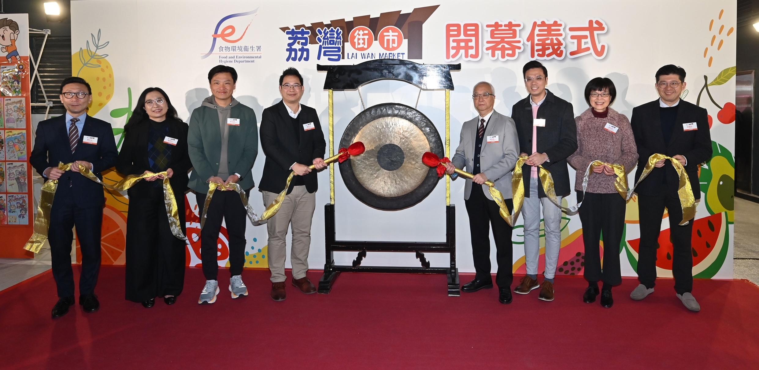 The opening ceremony of the overhauled Lai Wan Market under the Food and Environmental Hygiene Department was held today (March 1), which marks the official reopening of the market. Photo shows (from left) the District Officer (Sham Shui Po), Mr Paul Wong; the Director of Food and Environmental Hygiene, Ms Irene Young; Member of the Legislative Council (LegCo) Mr Vincent Cheng; Member of the LegCo Mr Yang Wing-kit; the Secretary for Environment and Ecology, Mr Tse Chin-wan; Member of the LegCo Leung Man-kwong; the Permanent Secretary for Environment and Ecology (Food), Miss Vivian Lau; and the Director of Architectural Services, Mr Michael Li, at the opening ceremony.