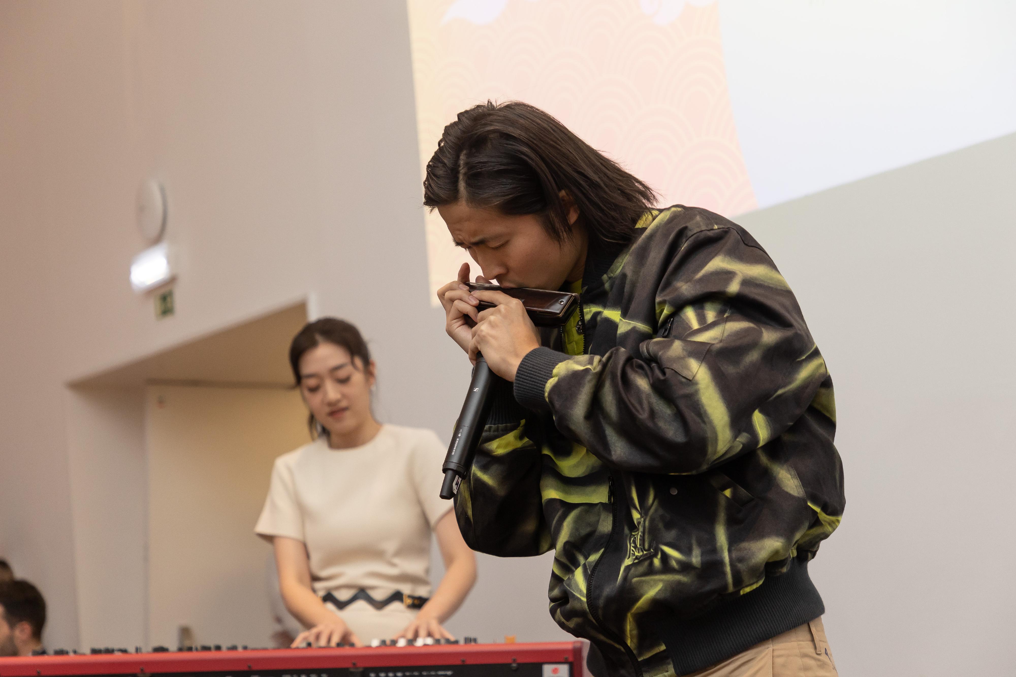 Harmonicist and composer CY Leo and pianist Joyce Cheung from Hong Kong performed original composition, and rearrangement on classics and Chinese folk music at the Chinese New Year reception in Lisbon, Portugal, on February 22.