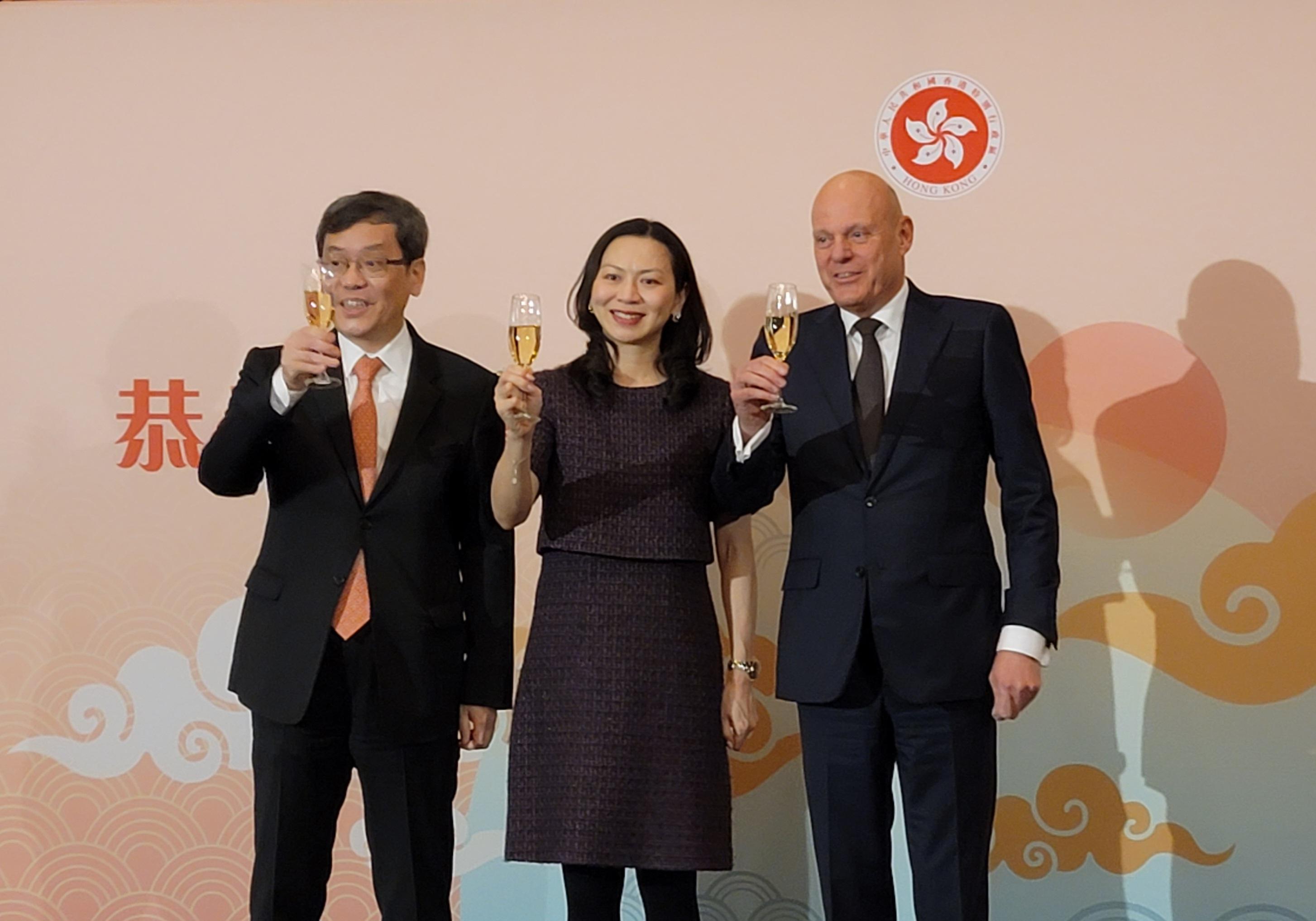 Toasting at the Chinese New Year reception in The Hague, the Netherlands on February 28 were (from left to right) the Ambassador Extraordinary and Plenipotentiary of the People’s Republic of China to the Kingdom of the Netherlands, Mr Tan Jian; the Deputy Representative of the Hong Kong Economic and Trade Office in Brussels, Miss Fiona Li; and the Chairman of the Netherlands Hong Kong Business Association, Mr Hans Poulis.