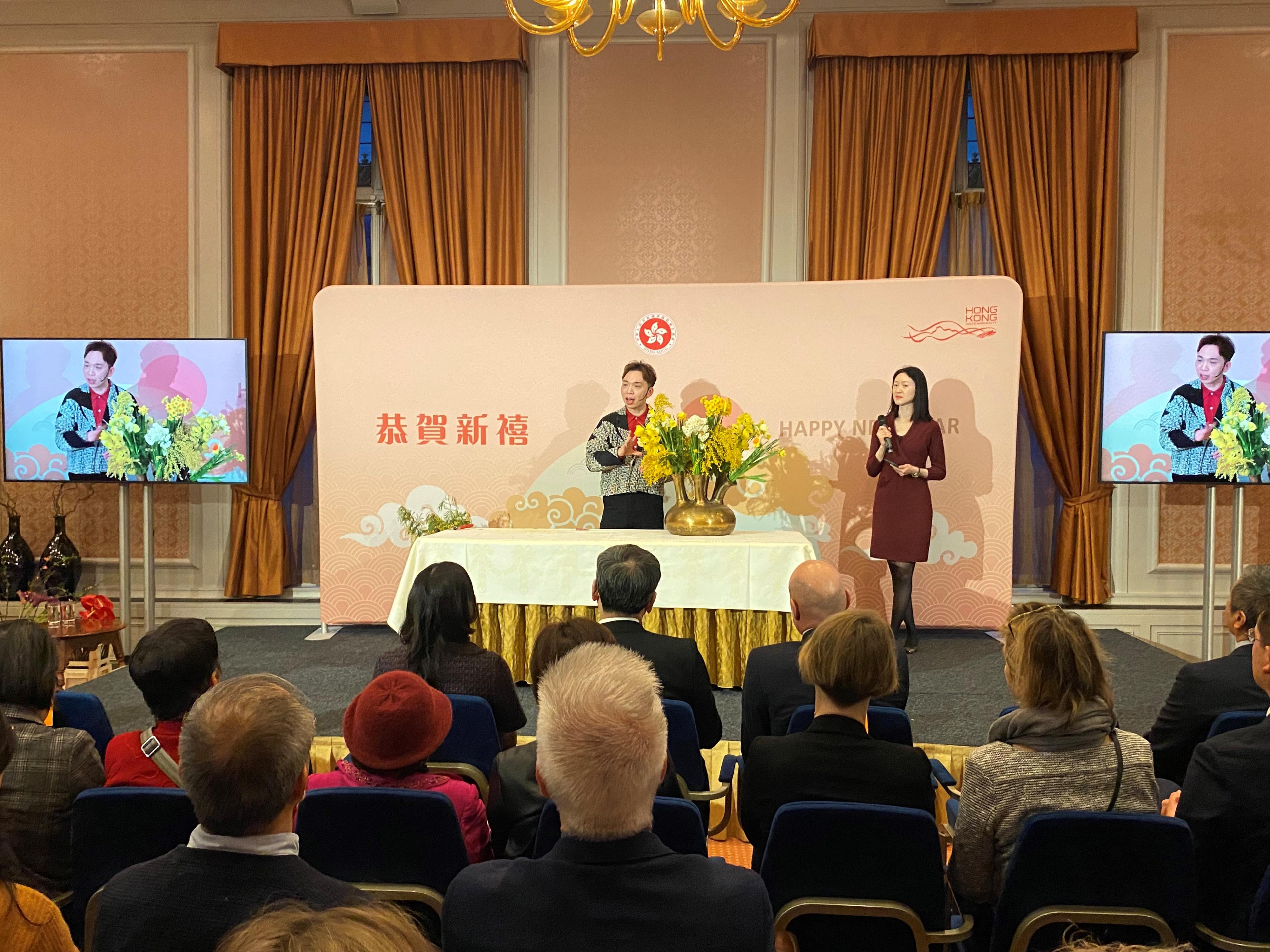 In the Chinese New Year reception held in The Hague, the Netherlands, on February 28, the guests were presented with an interesting live demonstration of flower arrangement by an internationally awarded floral artist from Hong Kong, Dr Solomon Leong, to showcase the linkage between Hong Kong and the Netherlands, and Hong Kong being a melting pot of Western and Eastern cultures.