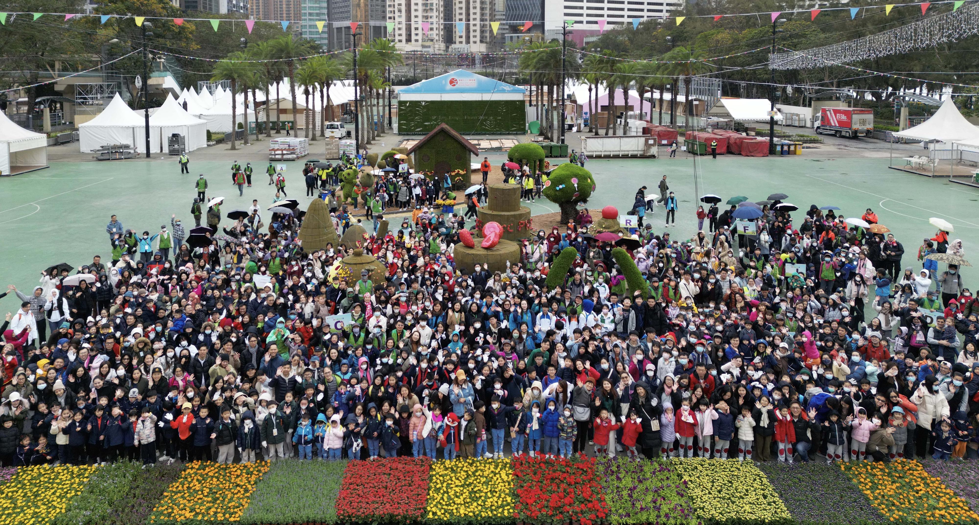 More than 1 100 students from 38 schools helped put on a spectacular horticultural display, "The Candy House", at Victoria Park today (March 2). The parterre is embellished with about 44 000 colourful flowers and plants of various species.