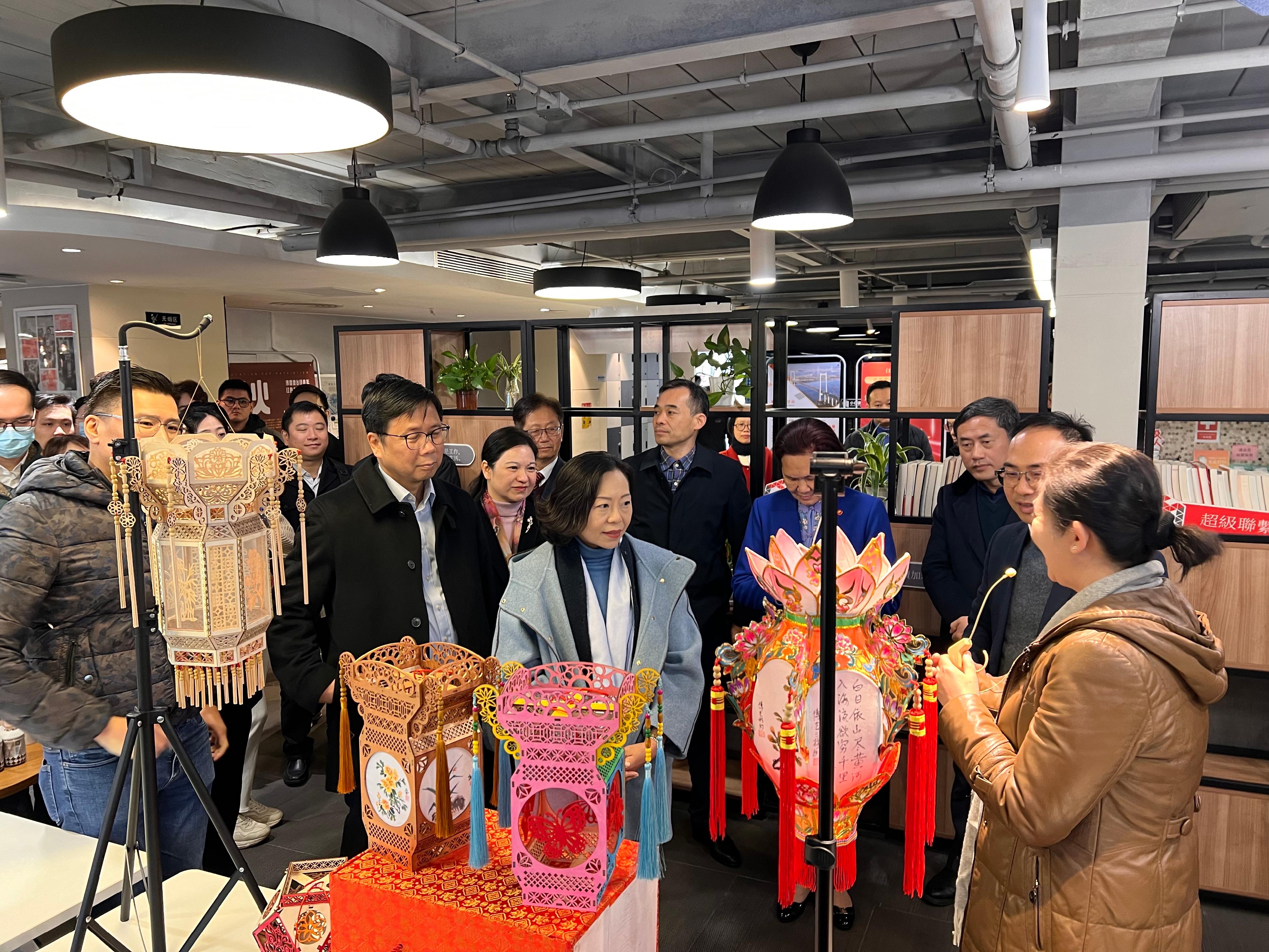 The Secretary for Home and Youth Affairs, Miss Alice Mak (third left), and the Commissioner for Youth, Mr Eric Chan (second left), visited the member bases of the Alliance of Hong Kong Youth Innovation and Entrepreneurial Bases in the Greater Bay Area today (March 2).