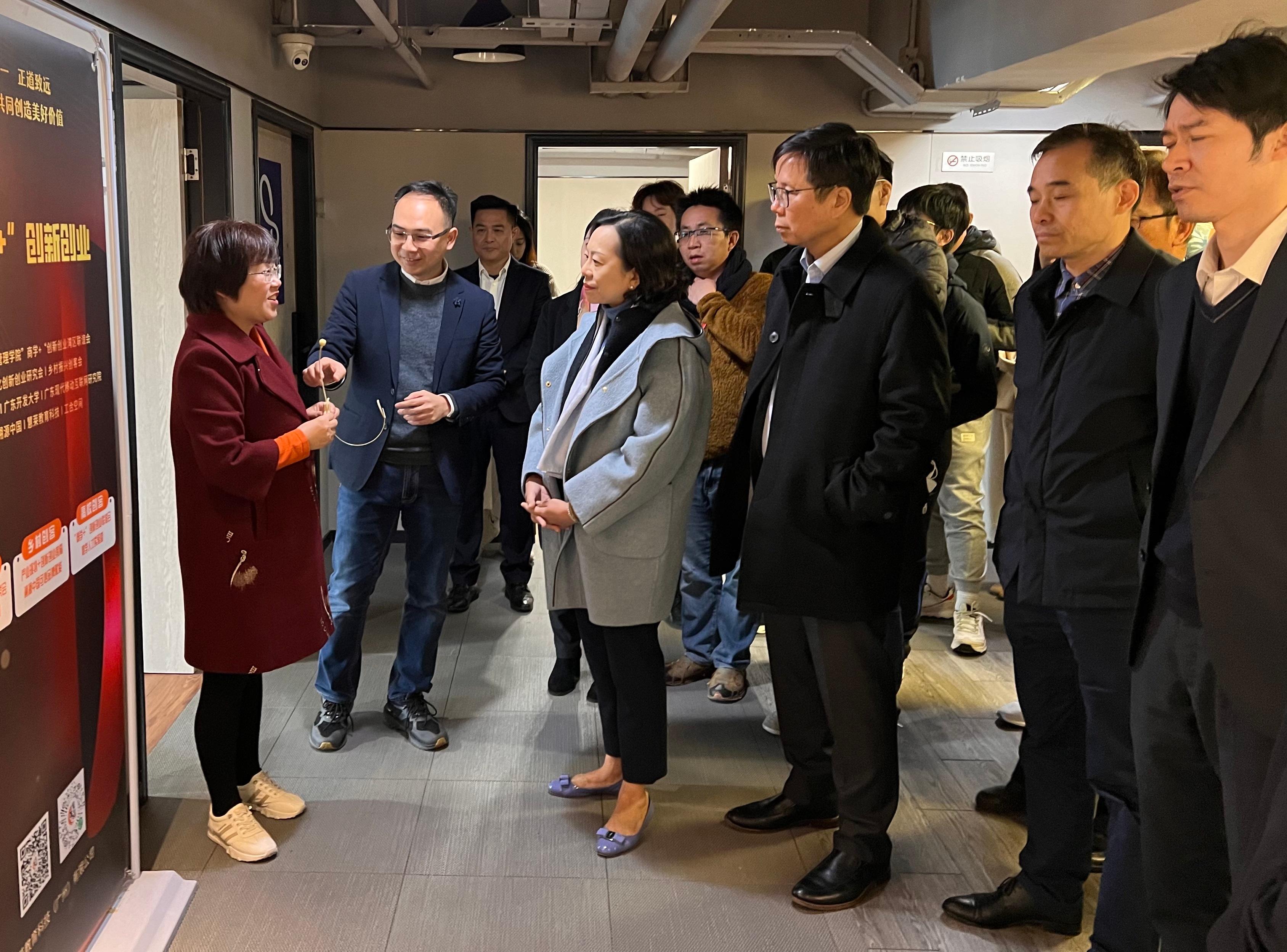 The Secretary for Home and Youth Affairs, Miss Alice Mak (fourth right), and the Commissioner for Youth, Mr Eric Chan (third right), visited the member bases of the Alliance of Hong Kong Youth Innovation and Entrepreneurial Bases in the Greater Bay Area today (March 2).