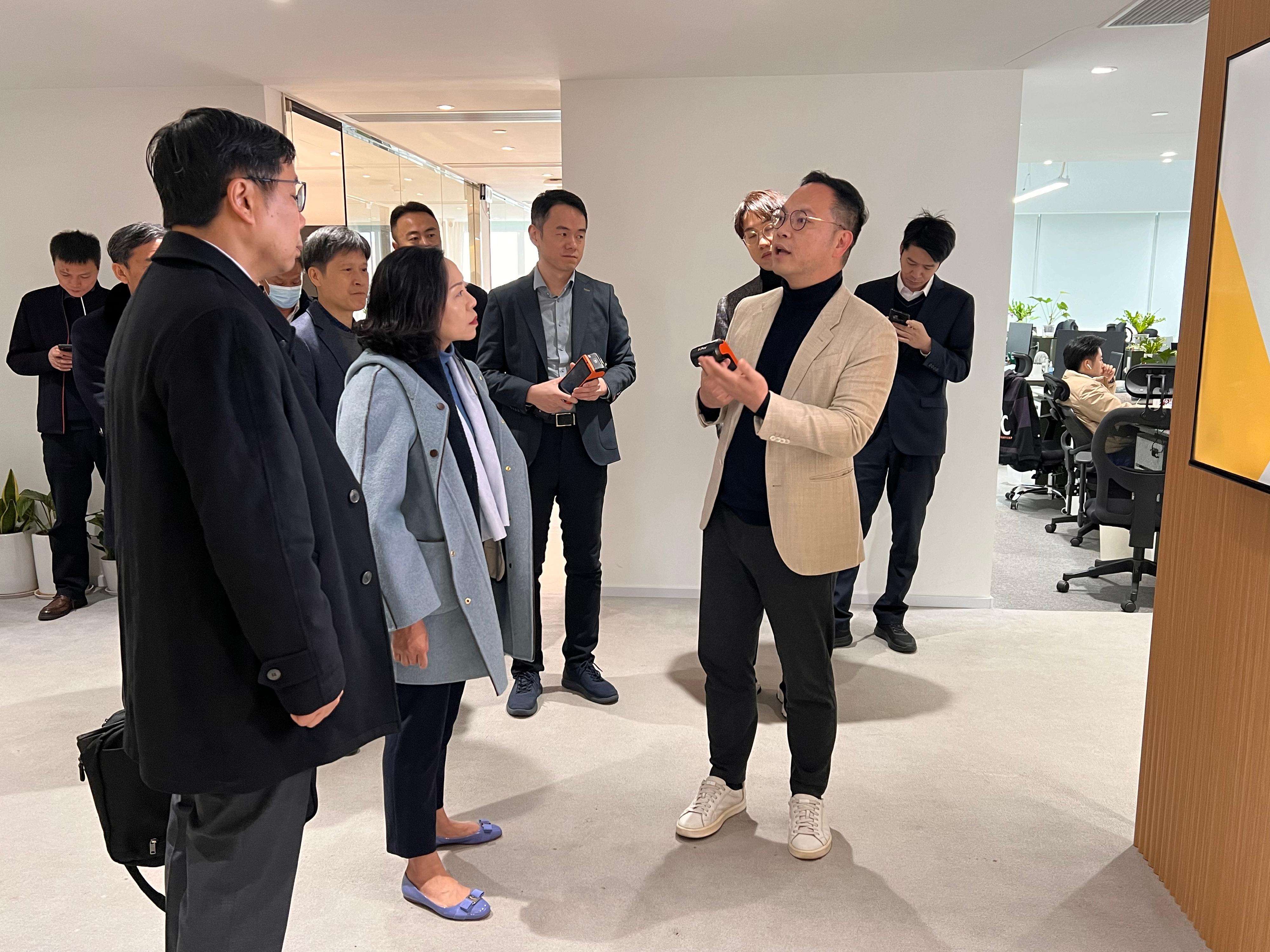 民政及青年事务局局长麦美娟今日（三月二日）参观「大湾区香港青年创新创业基地联盟」成员基地。图示麦美娟（左二）和青年专员陈瑞纬（左一）听取创业团队的简介。