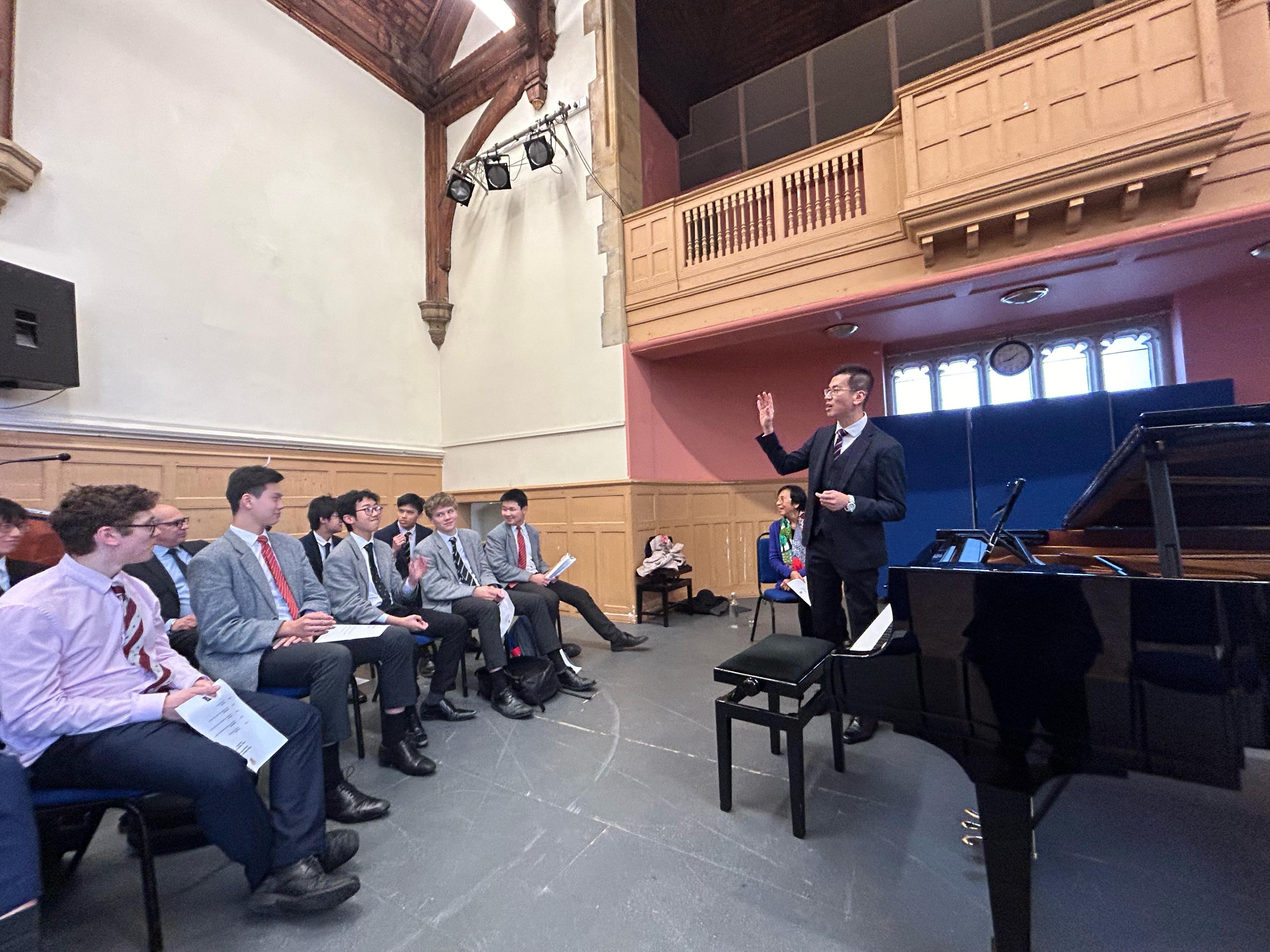 The Hong Kong Economic and Trade Office, London (London ETO) supports Hong Kong pianist and distinguished educator Professor Eleanor Wong's cultural exchange tour in the United Kingdom. Photo shows the Director of the London ETO, Mr Gilford Law (first right) interacting with students at the masterclass.