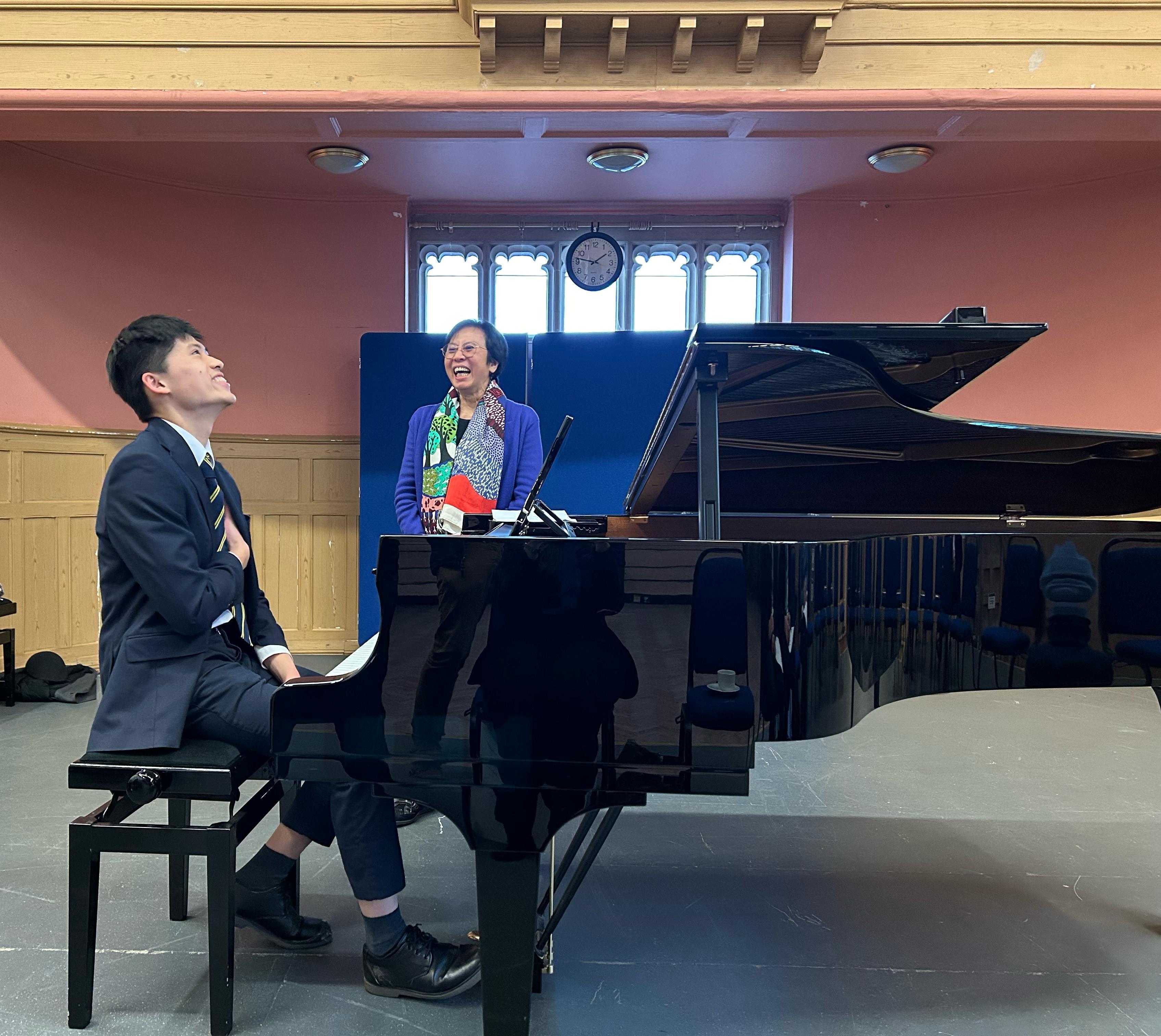 The Hong Kong Economic and Trade Office, London (London ETO) supports Hong Kong pianist and distinguished educator Professor Eleanor Wong’s cultural exchange tour in the United Kingdom. Photo shows Professor Eleanor Wong (right)  teaching student at the masterclass.