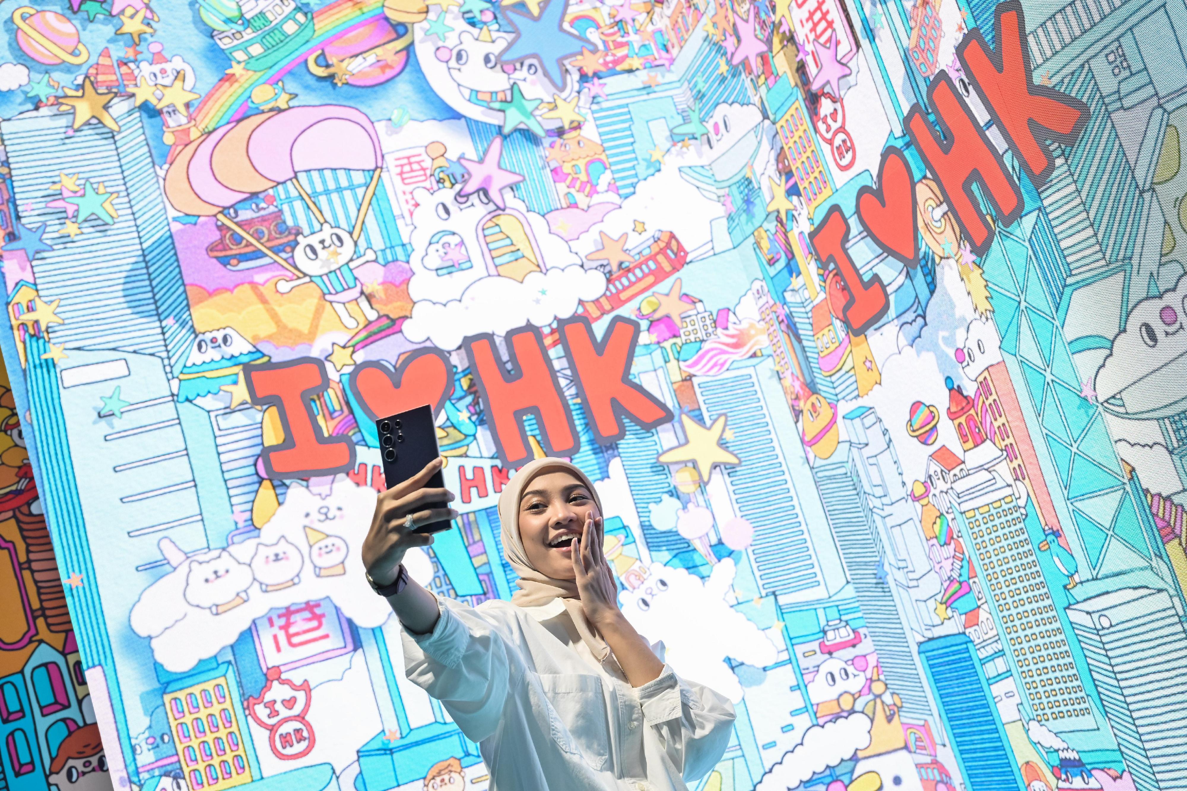 「香港─沉浸式之旅」巡迴展覽今日（三月三日）在馬來西亞吉隆坡展開，以藝術科技展示香港獨有的實力、優勢和機遇，是特區政府在東南亞國家聯盟國家舉辦的推廣活動之一。圖為展覽場內的拍照區，展示本地藝術家Messy Desk（李美欣）的插畫設計。
