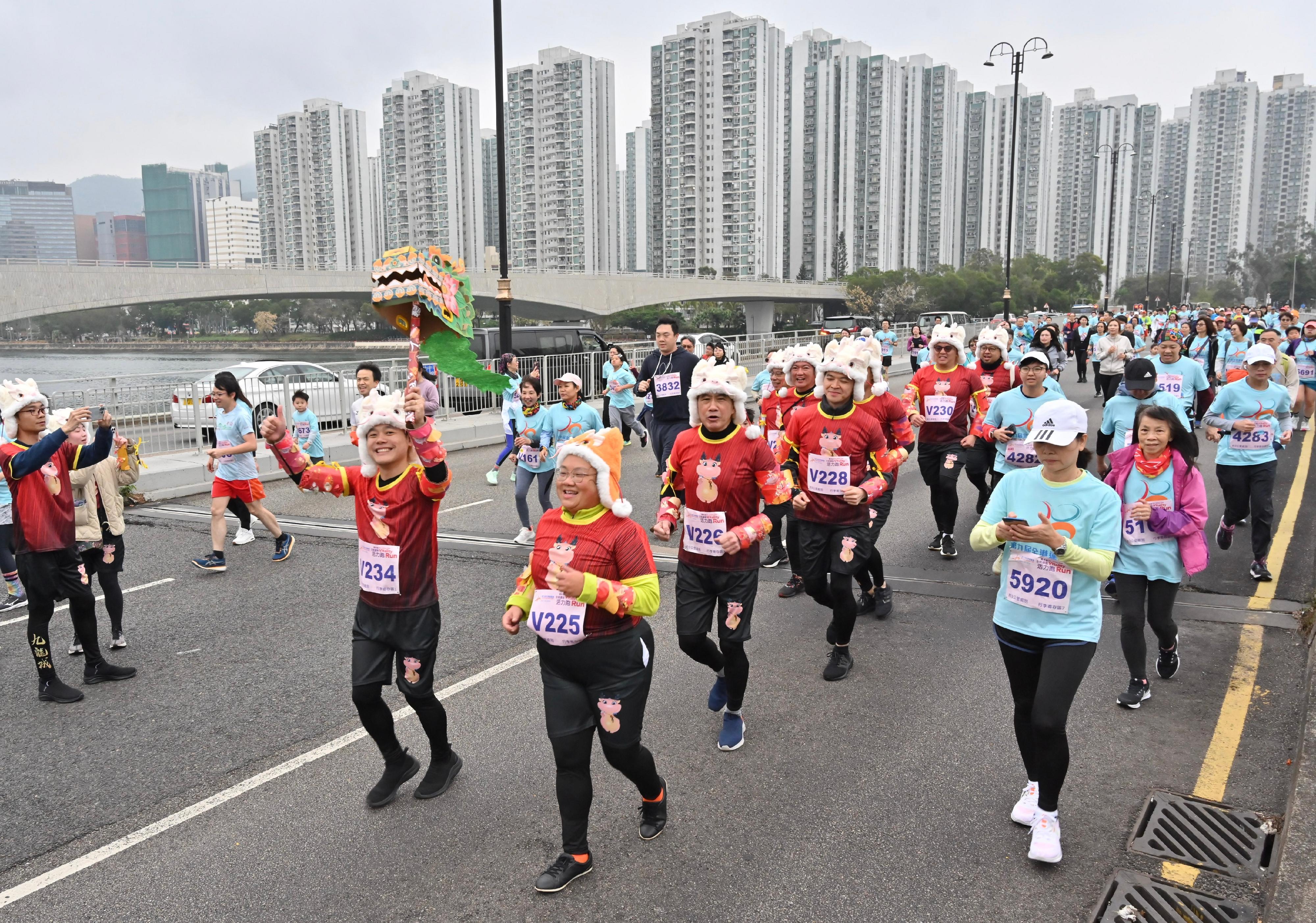 市民與親友參加「第九屆全港運動會──賽馬會全城躍動活力跑」，分享跑步的樂趣。