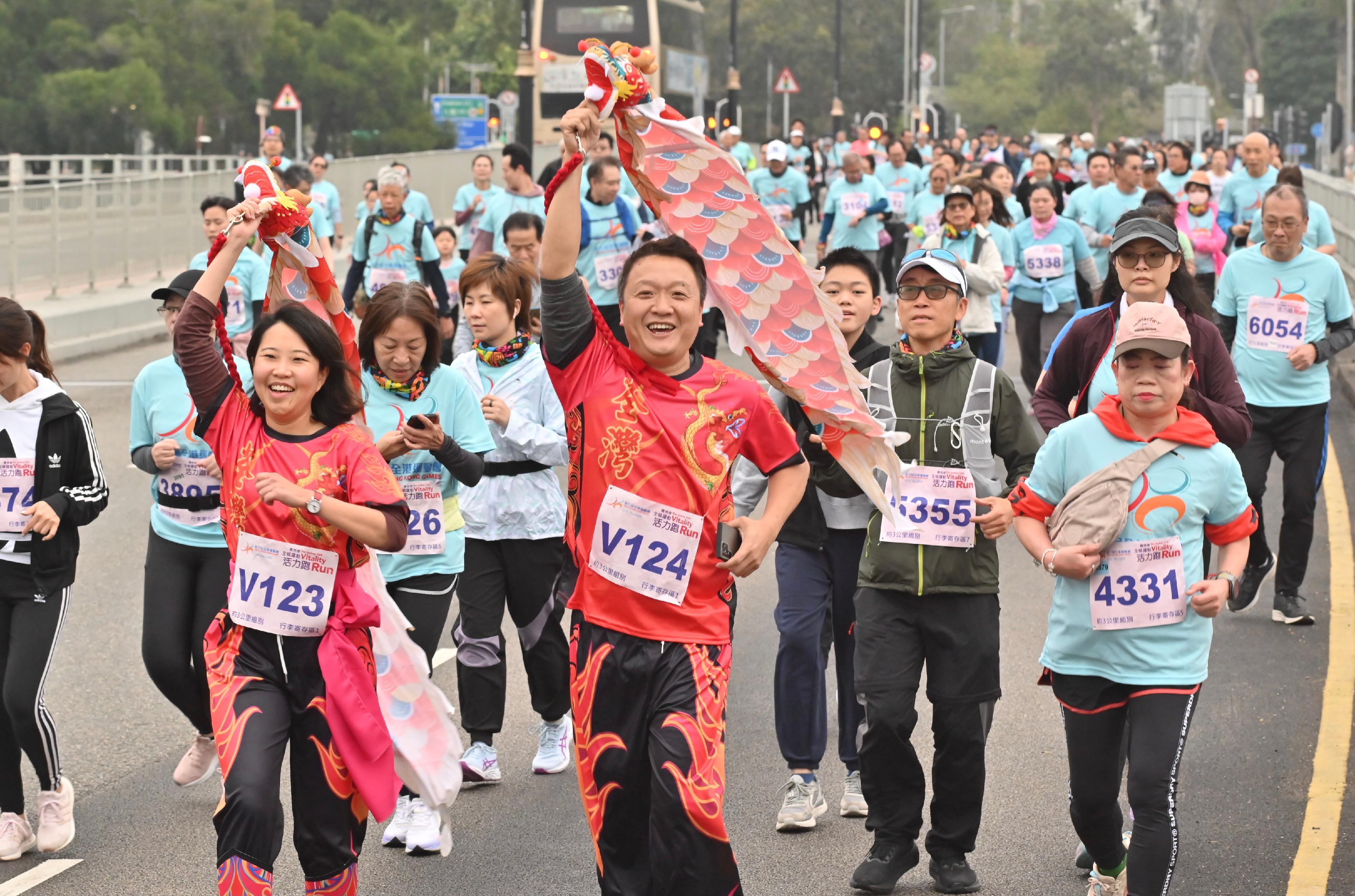 The 9th Hong Kong Games' Jockey Club Vitality Run was held alongside the Shing Mun River in Sha Tin this morning (March 3). Photo shows people joining the 9th Hong Kong Games' Jockey Club Vitality Run with their families and friends to share the fun of running.

