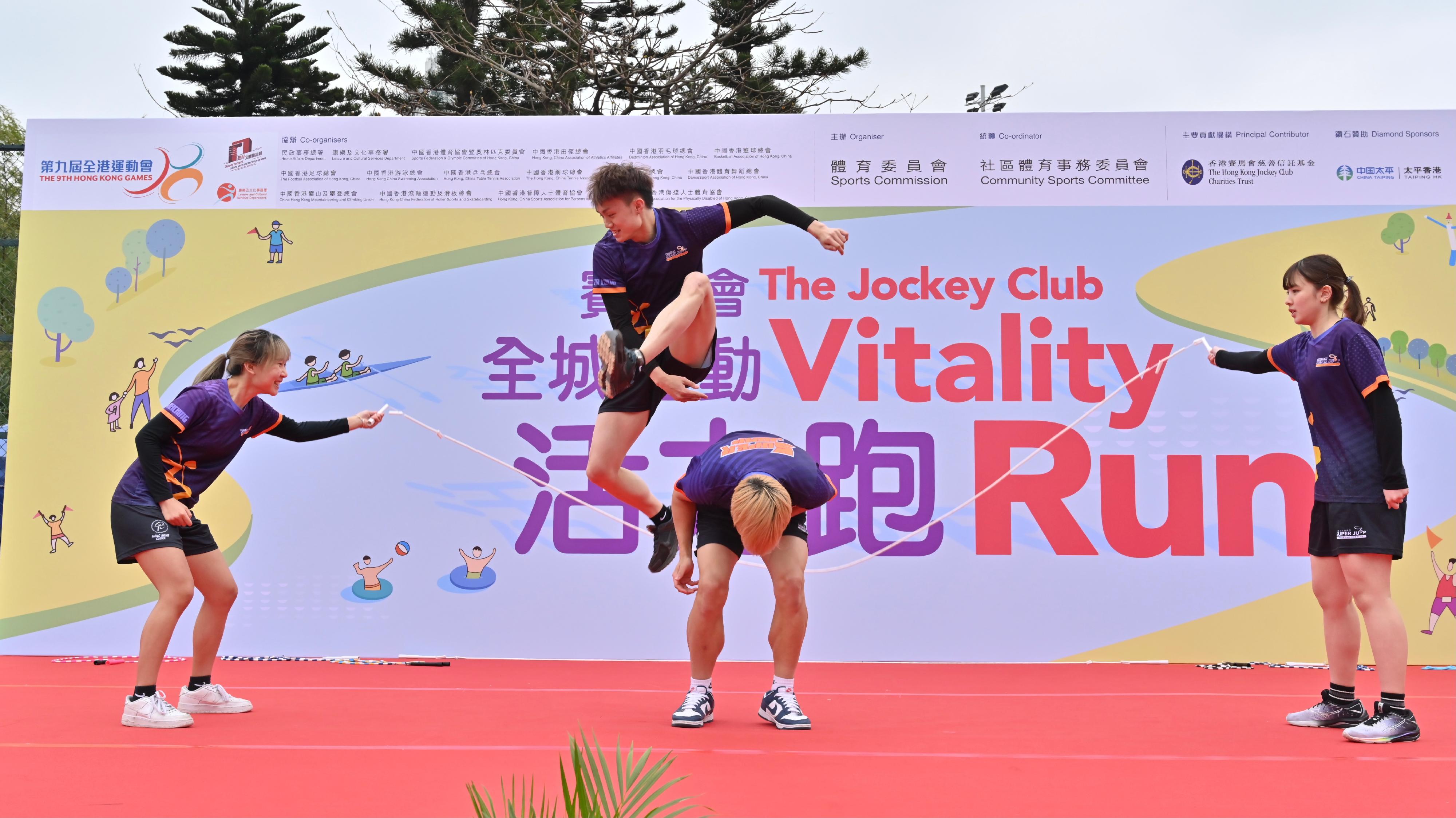 The 9th Hong Kong Games' Jockey Club Vitality Run was held alongside the Shing Mun River in Sha Tin this morning (March 3). Photo shows a rope skipping performance staged at Yuen Wo Playground Hard-surface Soccer Pitch, Sha Tin.
