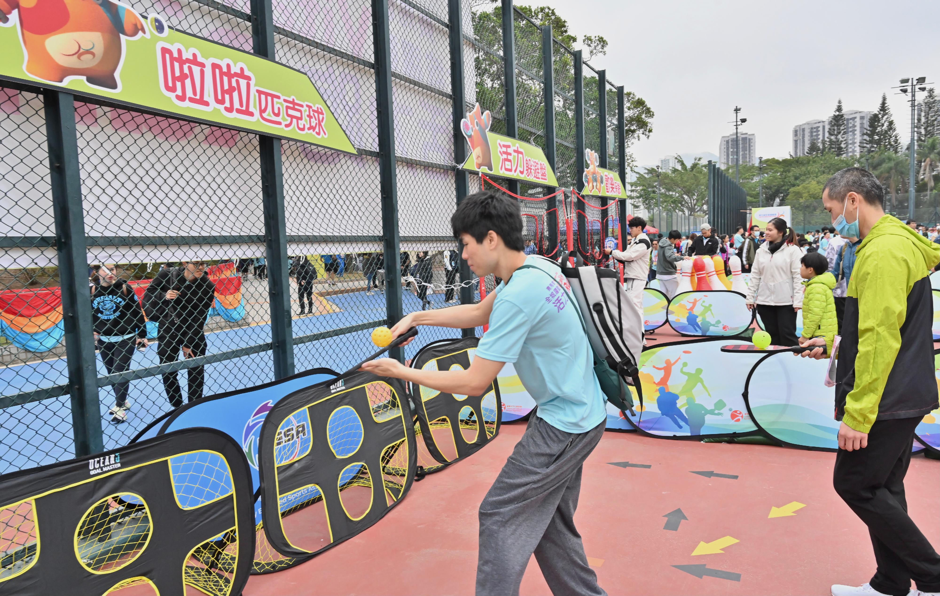 The 9th Hong Kong Games' Jockey Club Vitality Run held a carnival at Yuen Wo Playground Hard-surface Soccer Pitch, Sha Tin, this morning (March 3). Photo shows members of the public participating in a pickleball activity.
