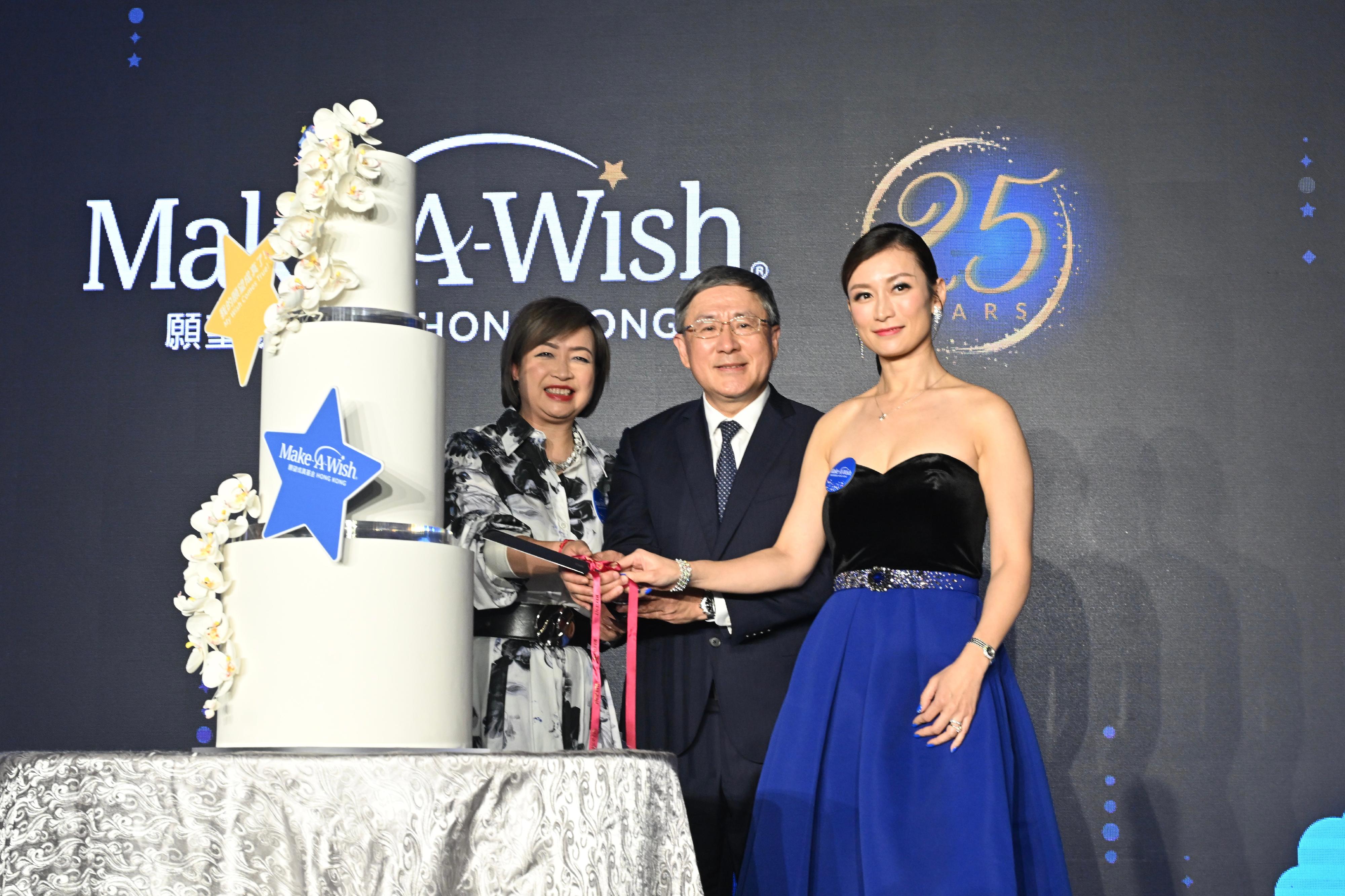 The Deputy Chief Secretary for Administration, Mr Cheuk Wing-hing (centre), the Chairperson of Make-A-Wish Hong Kong, Ms Anita Lai (left), and member Mrs Colleen Yu Fung (right) host a cake-cutting ceremony at Make-A-Wish Hong Kong 25th Anniversary Gala Dinner tonight (March 3).