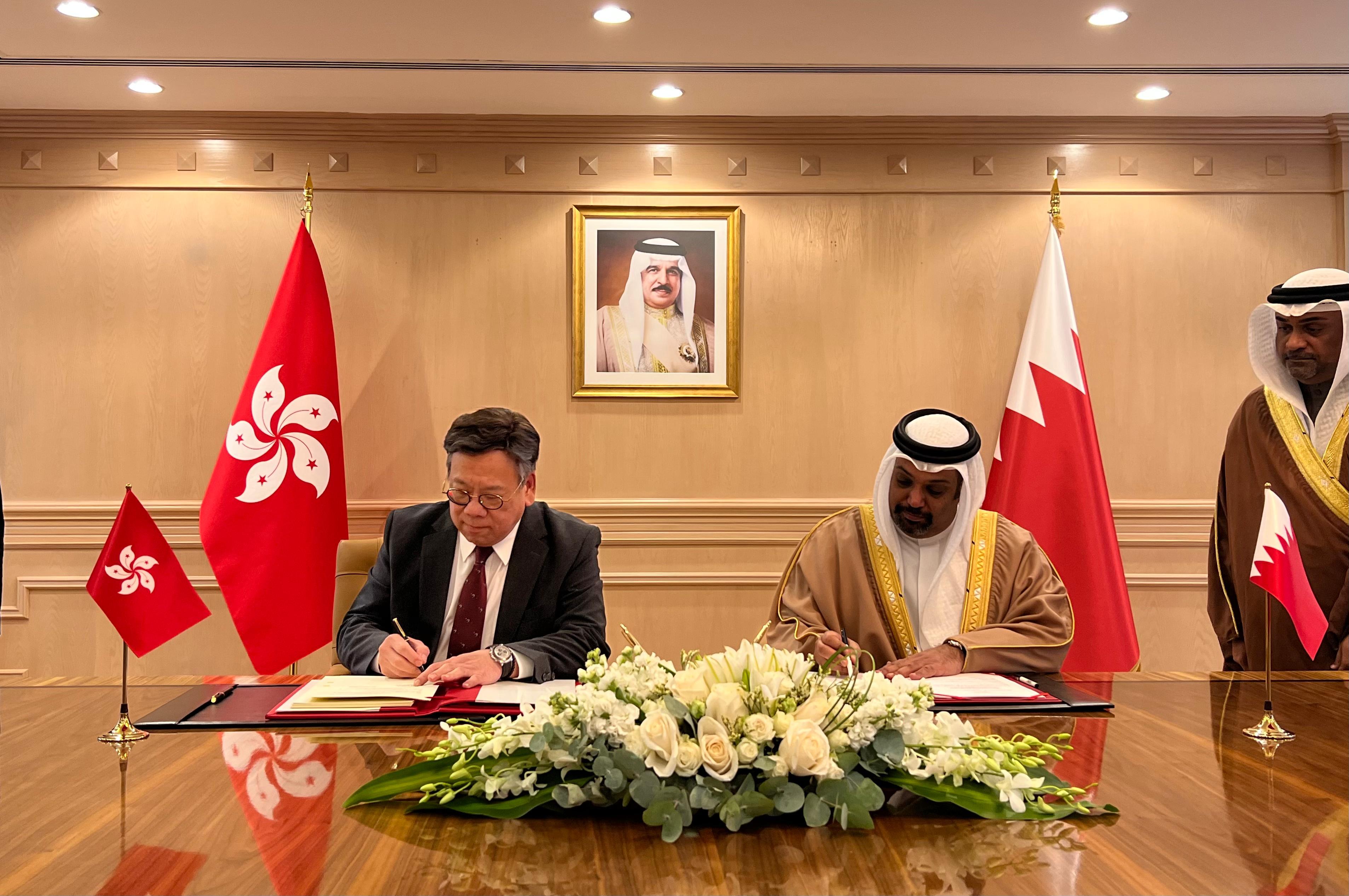 The Secretary for Commerce and Economic Development, Mr Algernon Yau (first left), and the Minister of Finance and National Economy of Bahrain, Shaikh Salman bin Khalifa Al Khalifa (second left), sign the Hong Kong-Bahrain Investment Promotion and Protection Agreement in Manama, Bahrain today (March 3, Manama time).
