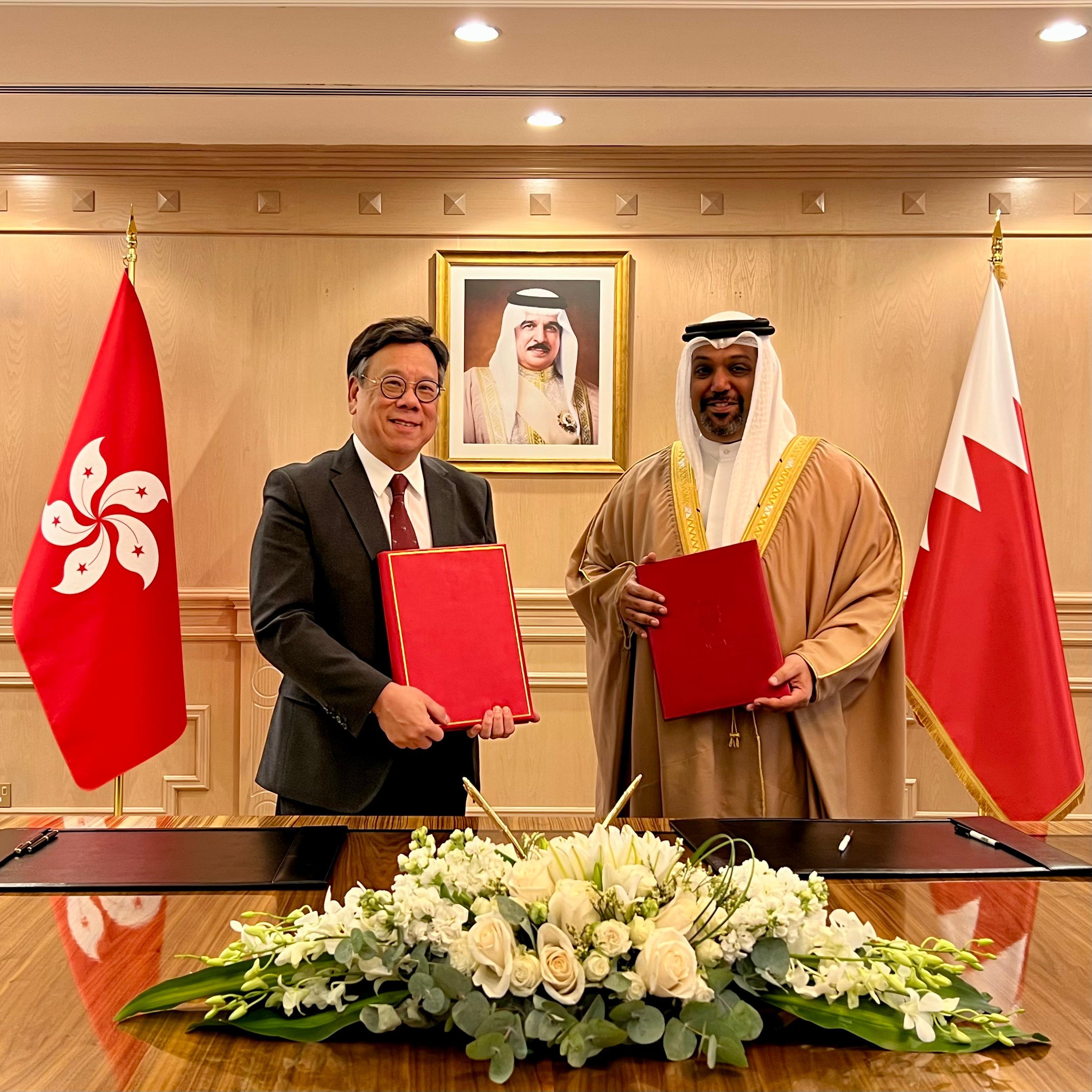 The Secretary for Commerce and Economic Development, Mr Algernon Yau, and the Minister of Finance and National Economy of Bahrain, Shaikh Salman bin Khalifa Al Khalifa, signed the Hong Kong-Bahrain Investment Promotion and Protection Agreement (IPPA) in Manama, Bahrain today (March 3, Manama time). Mr Yau (left) and Shaikh Salman bin Khalifa Al Khalifa (right) are pictured after the signing ceremony.
