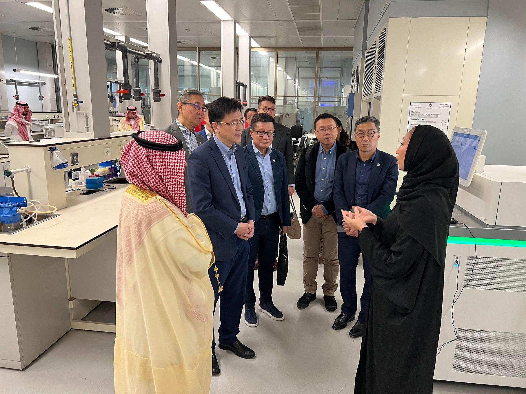 The Secretary for Innovation, Technology and Industry, Professor Sun Dong (third left), visited a number of laboratories in King Abdulaziz City for Science and Technology on March 3 (Riyadh time). Looking on are the Chief Executive Officer of the Hong Kong Science and Technology Parks Corporation, Mr Albert Wong (second right); and the Chief Executive Officer of the Hong Kong Cyberport Management Company Limited, Mr Peter Yan (second left).