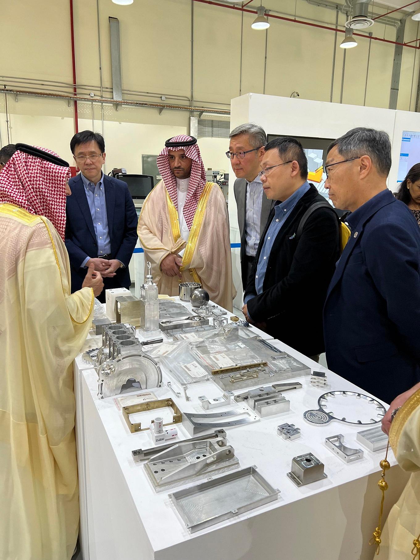 The Secretary for Innovation, Technology and Industry, Professor Sun Dong (second left), visited an innovation centre for promoting advanced manufacturing in King Abdulaziz City for Science and Technology on March 3 (Riyadh time). Looking on are the Chief Executive Officer of the Hong Kong Science and Technology Parks
Corporation, Mr Albert Wong (first right); and the Chief Executive Officer of the Hong Kong Cyberport Management Company Limited, Mr Peter Yan (third right).