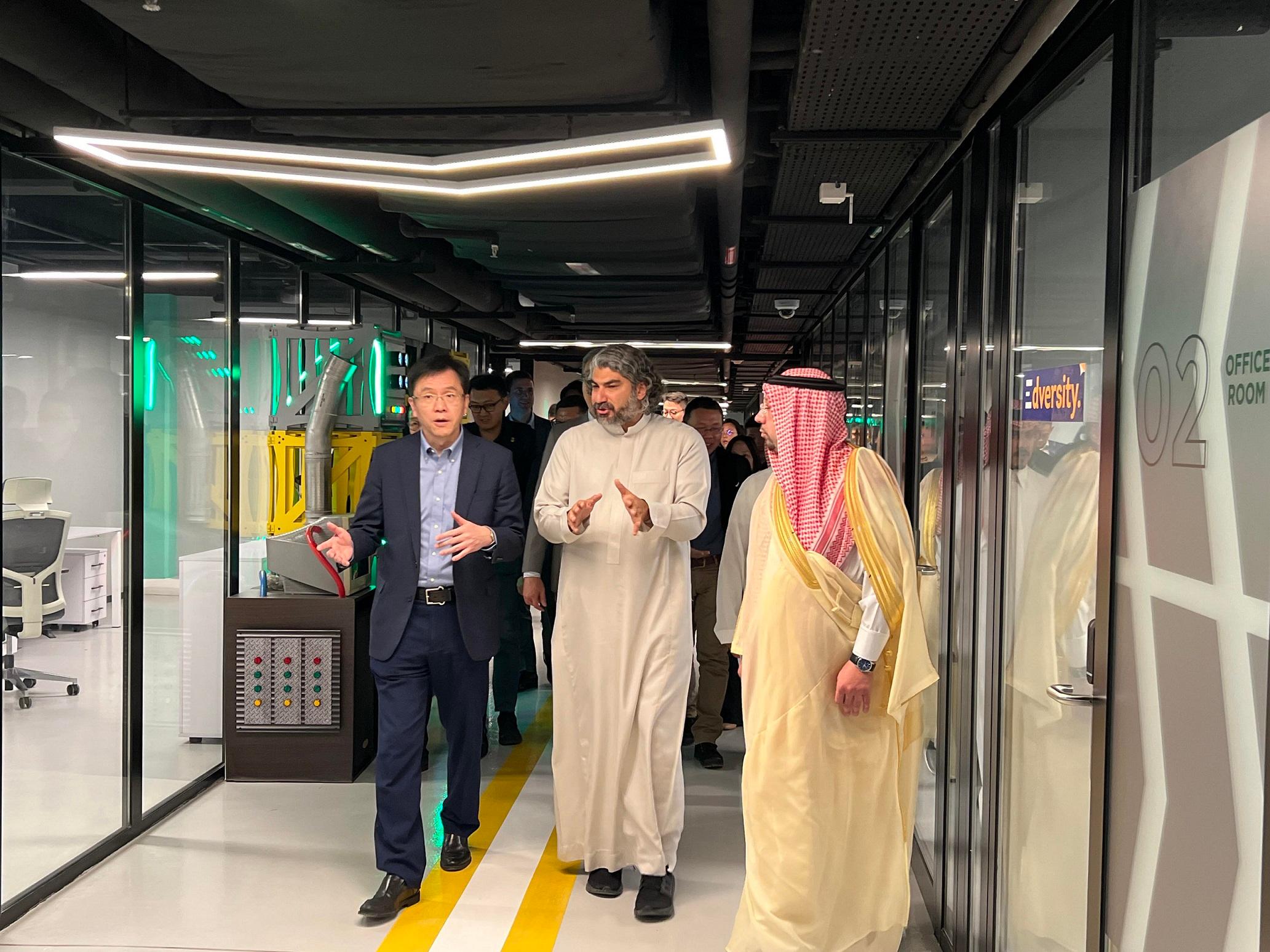 The Secretary for Innovation, Technology and Industry, Professor Sun Dong (first left), toured The Garage, an accelerator in King Abdulaziz City for Science and Technology (KACST) on March 3 (Riyadh time). Looking on is the President of KACST, Dr Munir Eldesouki (first right).