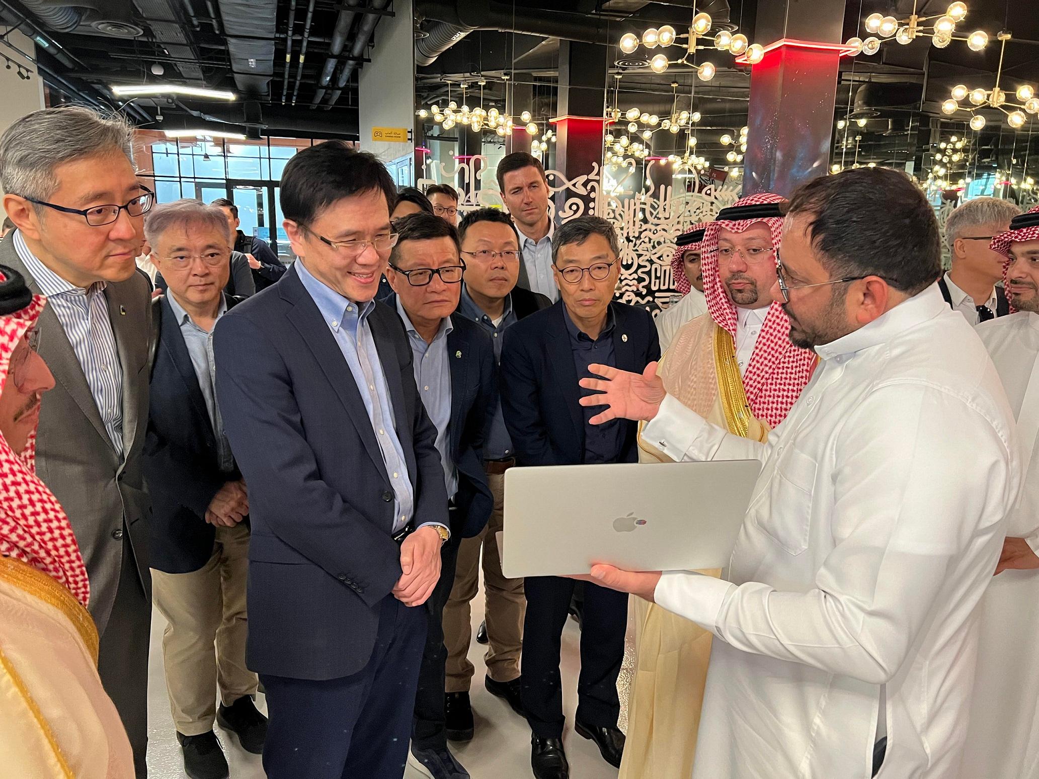 The Secretary for Innovation, Technology and Industry, Professor Sun Dong (third left), toured The Garage in King Abdulaziz City for Science and Technology on March 3 (Riyadh time) and engaged in exchanges with technology enterprises of the accelerator.