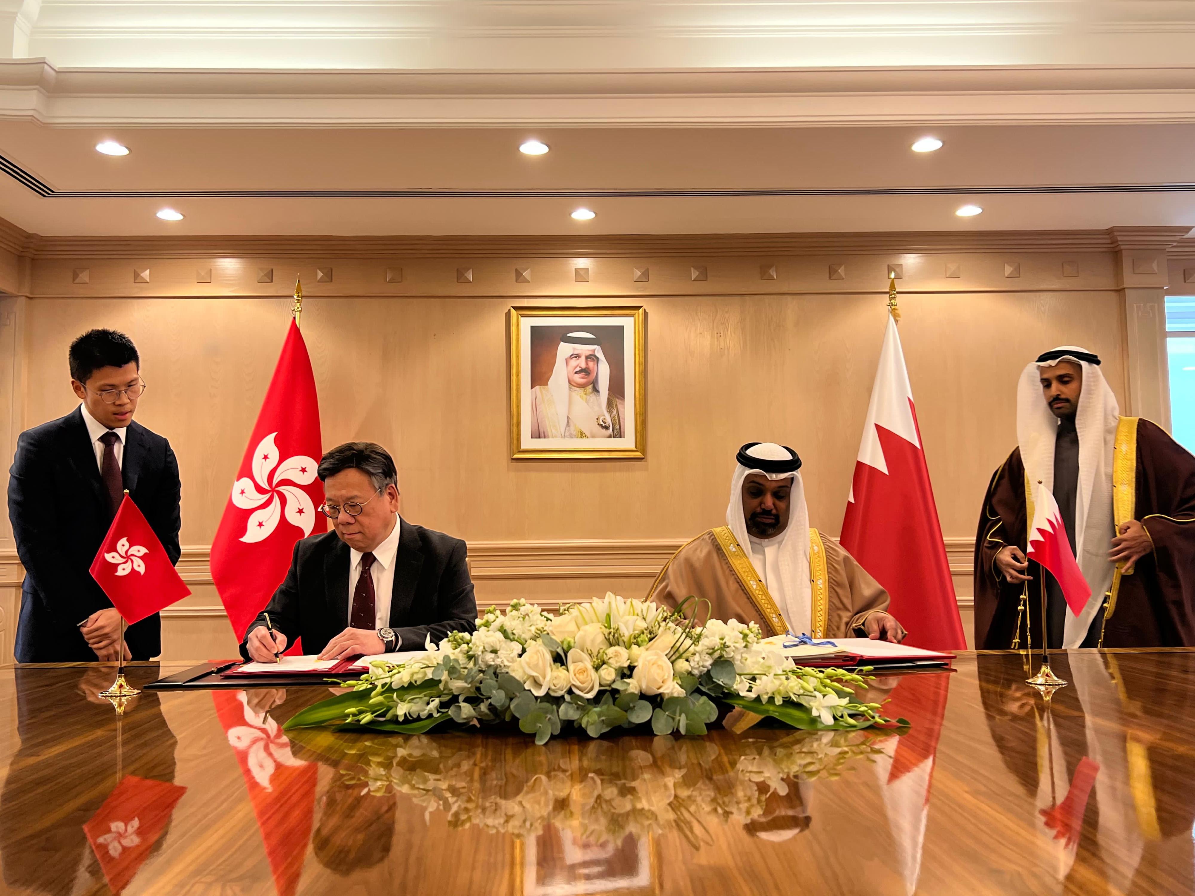The Secretary for Commerce and Economic Development, Mr Algernon Yau (second left), and the Minister of Finance and National Economy of Bahrain, Shaikh Salman bin Khalifa Al Khalifa (second right), yesterday (March 3, Manama time) sign a comprehensive avoidance of double taxation agreement.