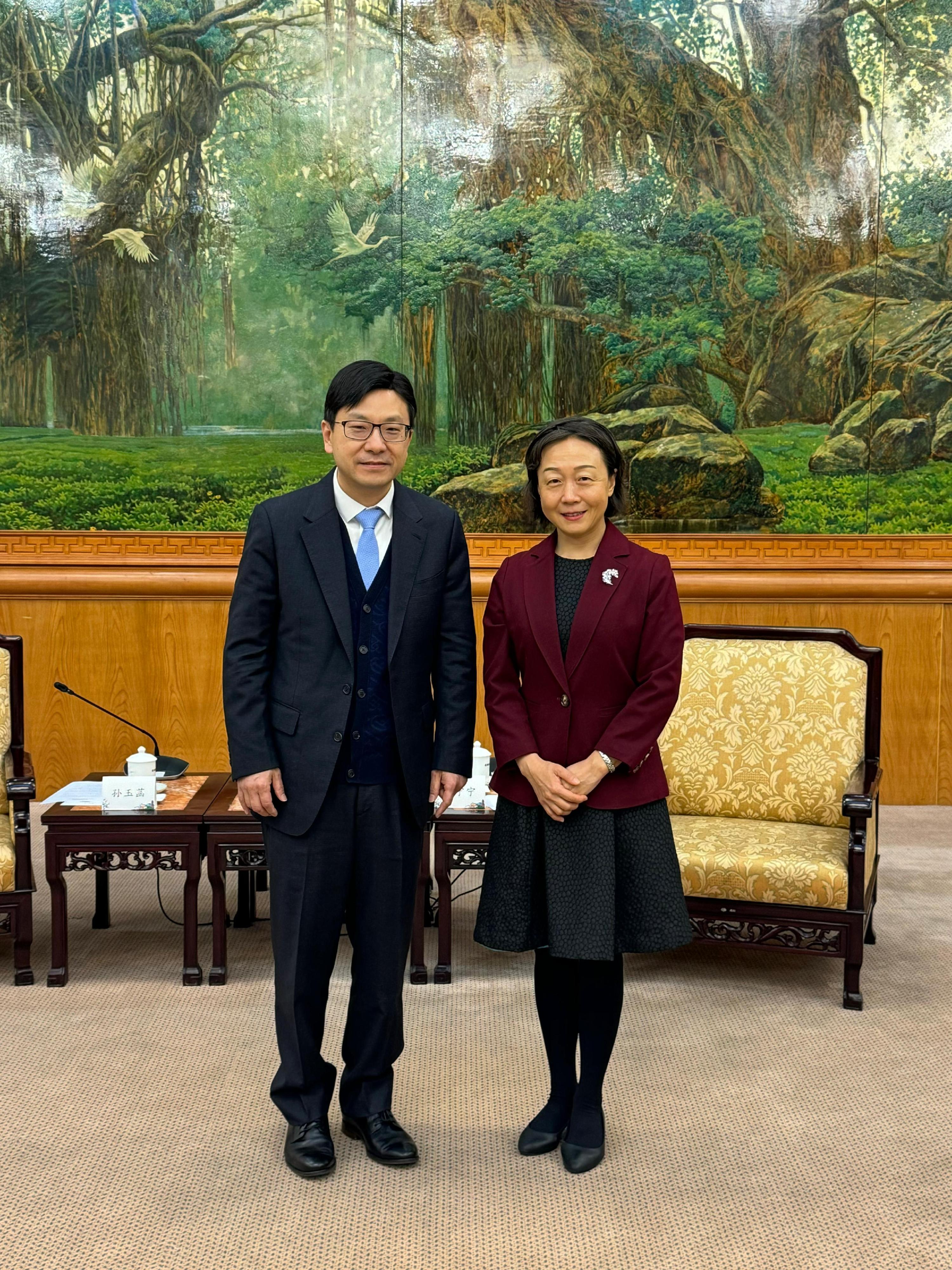 The Secretary for Labour and Welfare, Mr Chris Sun, today (March 4) started his visit to Fuzhou, Fujian. The Director of Hong Kong Talent Engage, Mr Anthony Lau, also joined the visit. Photo shows Mr Sun (left) at the courtesy call on the Executive Vice Governor of Fujian Province, Ms Guo Ningning (right) this morning. He updated her on Hong Kong's policy initiatives to recruit and support talent as well as the latest situation of the local labour market and economy.