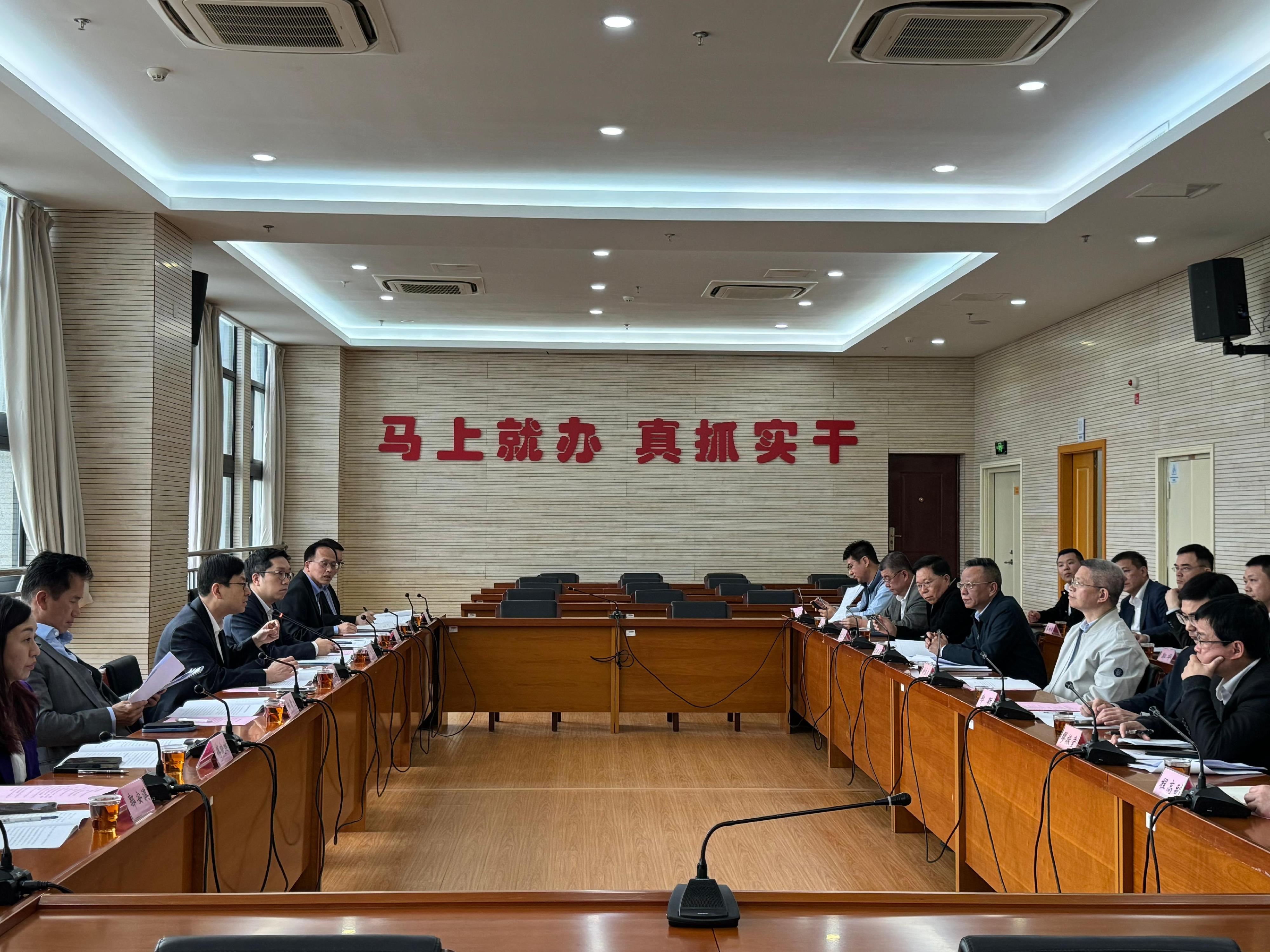 The Secretary for Labour and Welfare, Mr Chris Sun, today (March 4) started his visit to Fuzhou, Fujian. The Director of Hong Kong Talent Engage, Mr Anthony Lau, also joined the visit. Photo shows Mr Sun (third left) in a seminar this afternoon to get a better grasp of the practical experience of Fujian enterprises operating business on labour service co-operation with Hong Kong under various labour importation schemes.