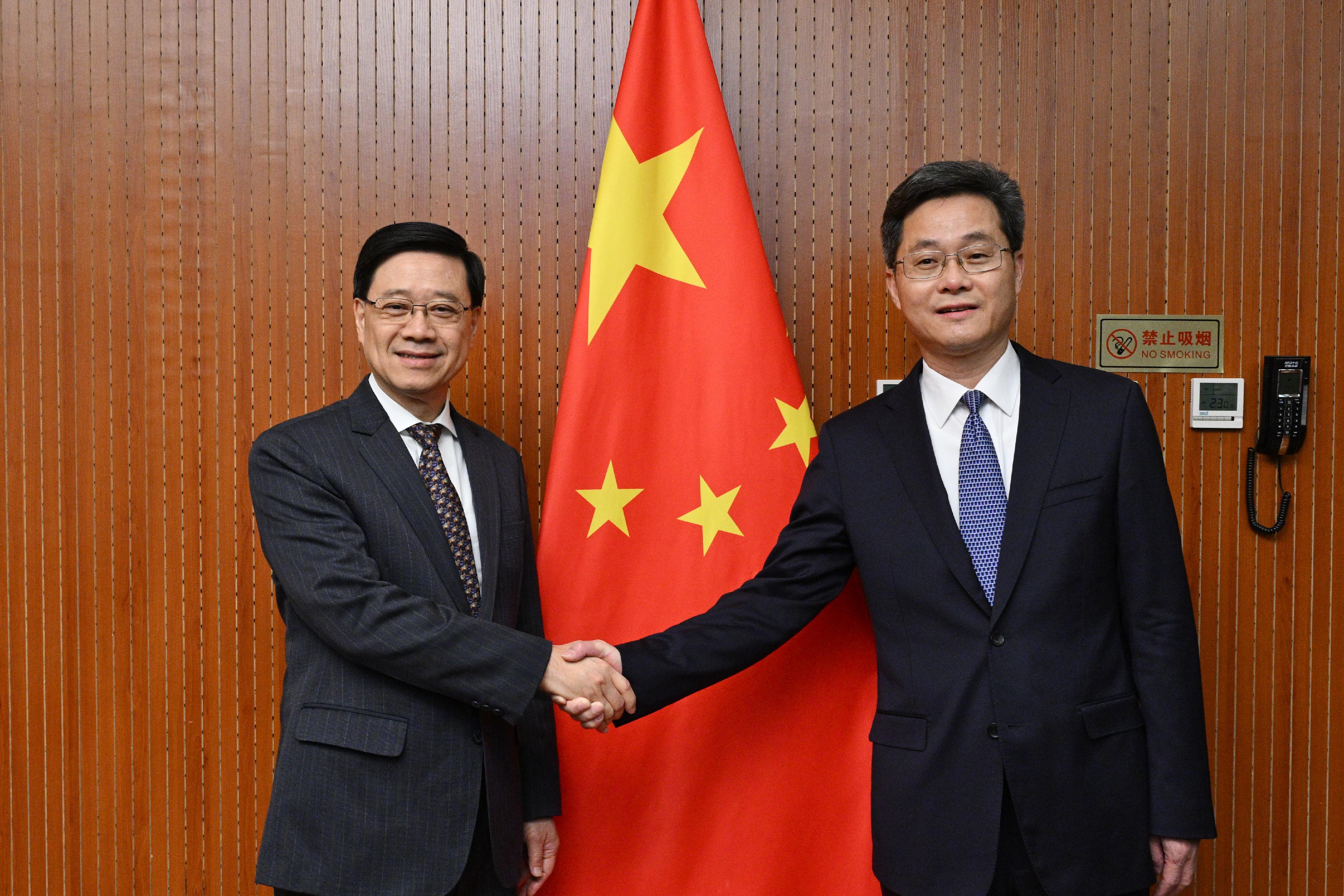 The Chief Executive, Mr John Lee (left), meets with the Minister of Finance, Mr Lan Fo'an (right), in Beijing this afternoon (March 4).