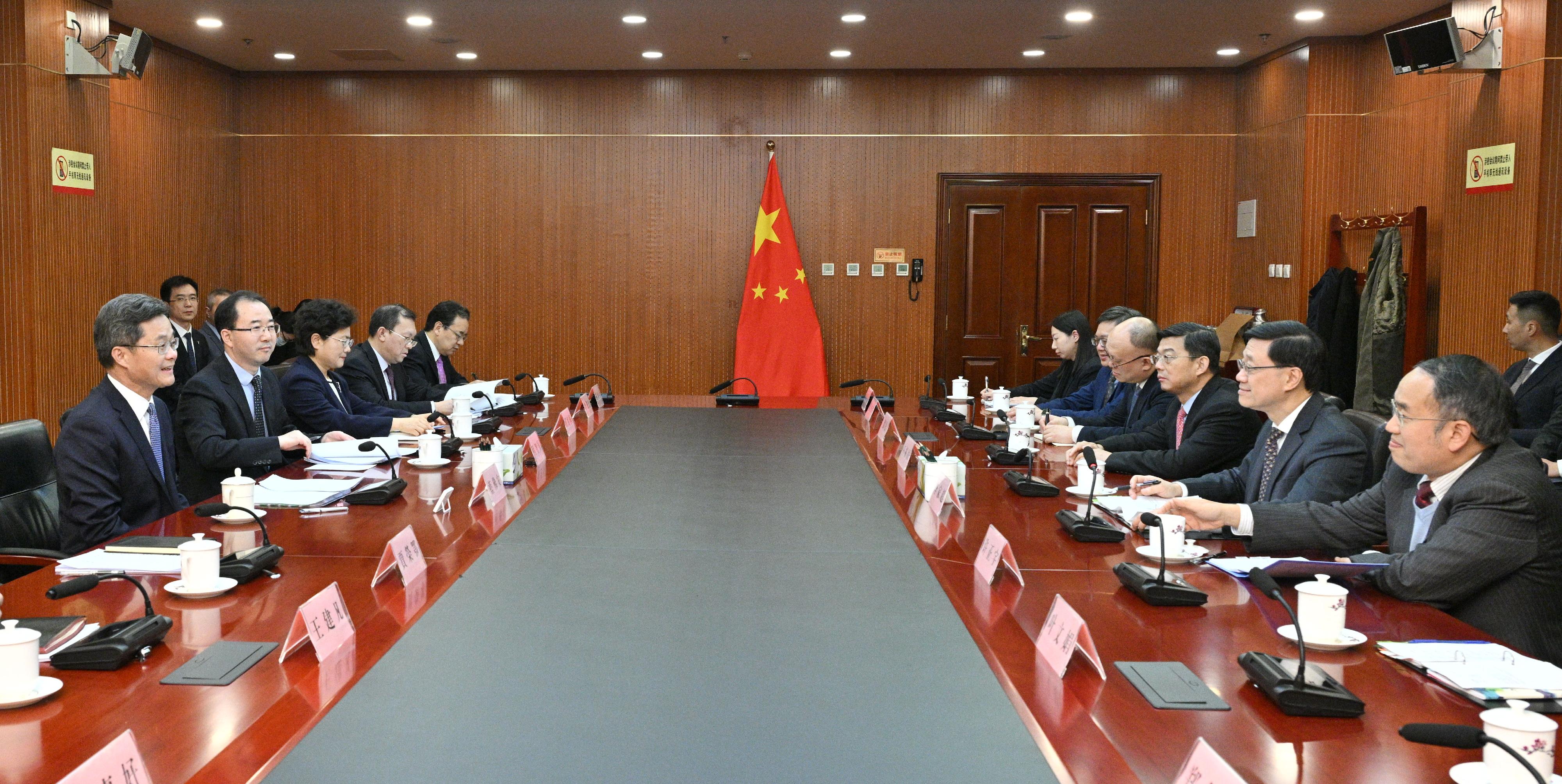 The Chief Executive, Mr John Lee (second right), meets with the Minister of Finance, Mr Lan Fo'an (first left), in Beijing this afternoon (March 4). Also joining the meeting is the Secretary for Financial Services and the Treasury, Mr Christopher Hui (first right).