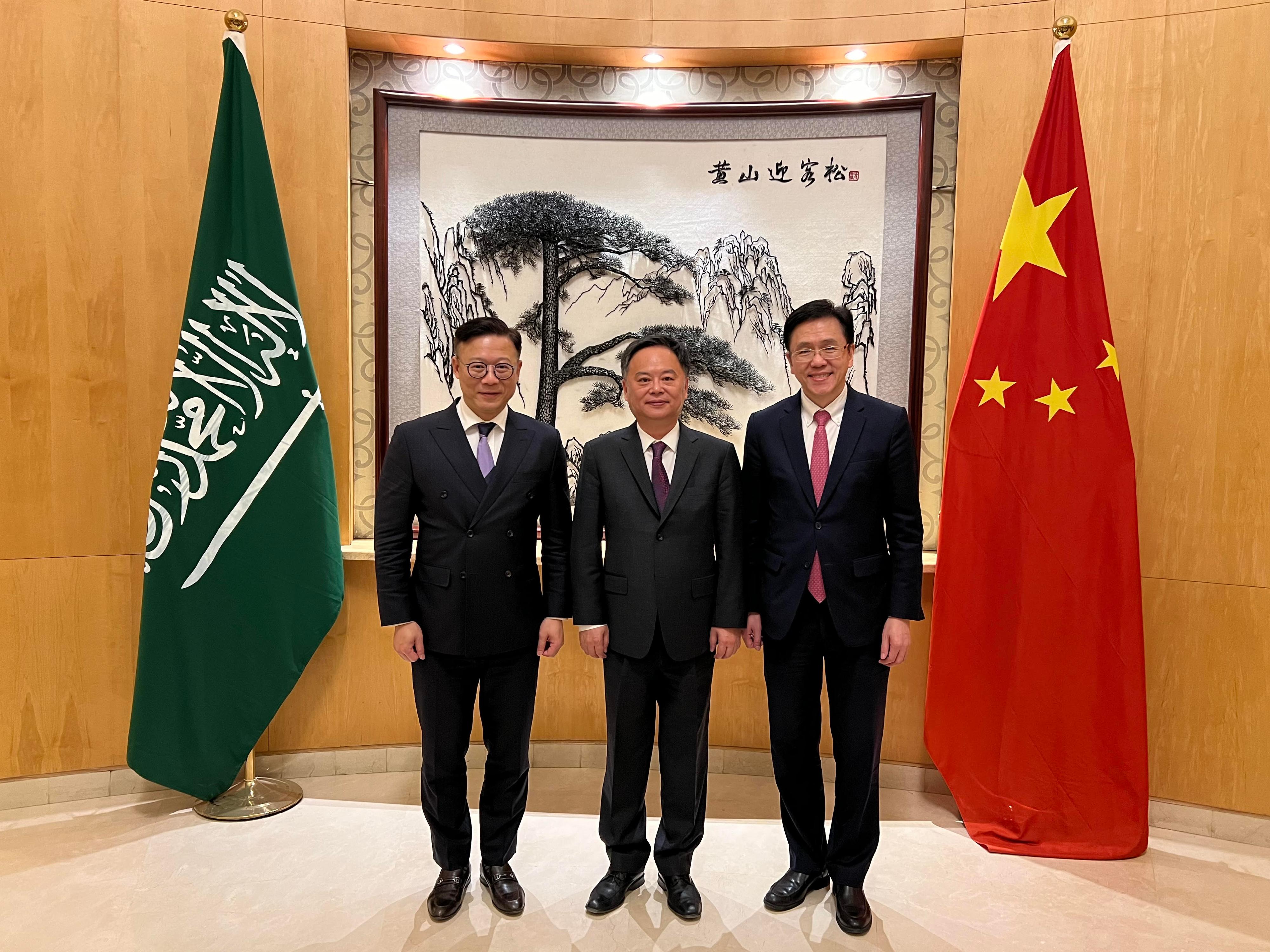 The Secretary for Innovation, Technology and Industry, Professor Sun Dong (right), and the Deputy Secretary for Justice, Mr Cheung Kwok-kwan (left), who is paying a duty visit there at the same time, called on the Ambassador Extraordinary and Plenipotentiary of the People's Republic of China to the Kingdom of Saudi Arabia, Mr Chen Weiqing (centre) on March 4 (Riyadh time).

