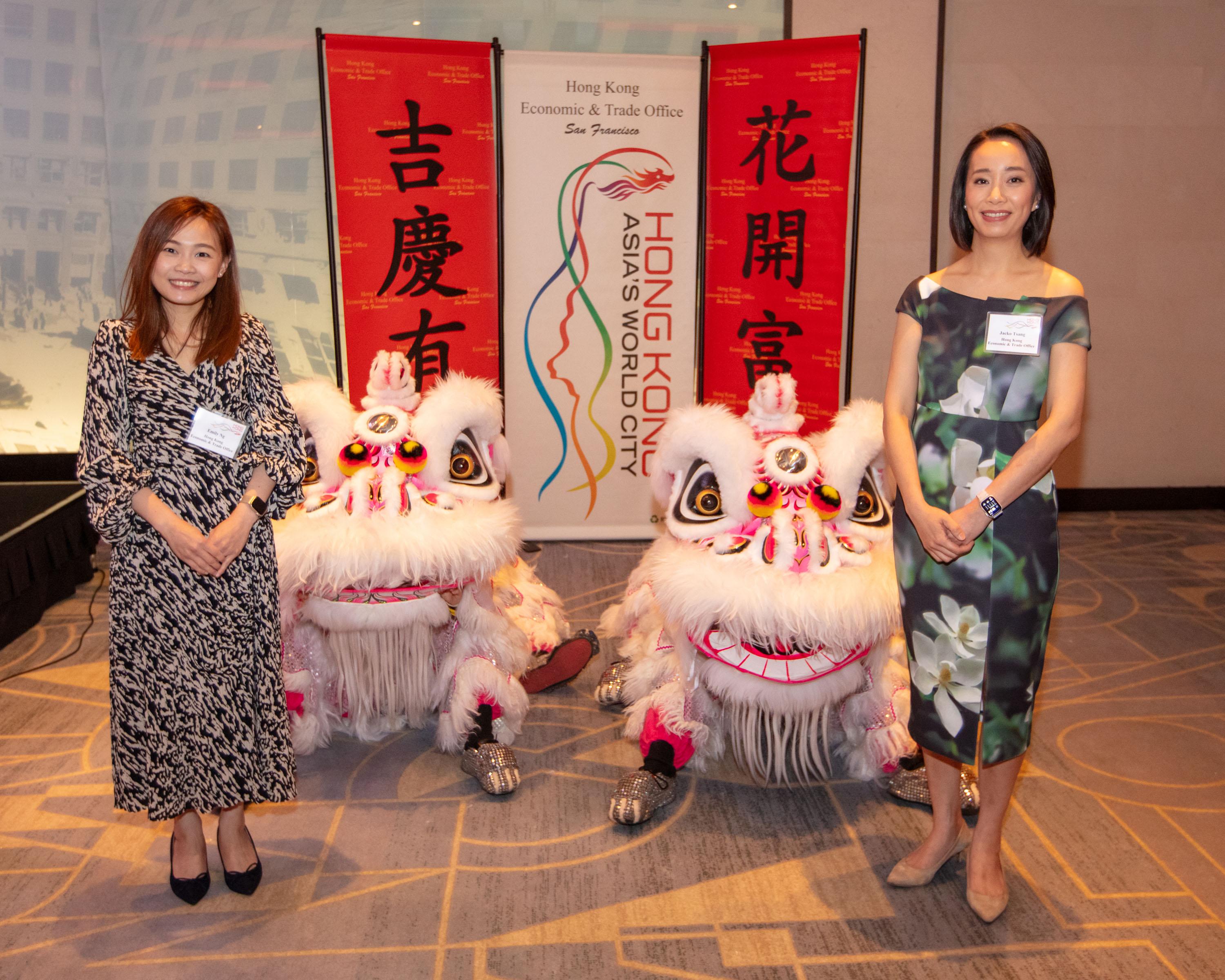 The Director of the Hong Kong Economic and Trade Office in San Francisco (HKETO San Francisco), Ms Jacko Tsang (right), and the Deputy Director of the HKETO San Francisco, Miss  Emily Ng (left), conducted  the eye-dotting ceremony at the spring reception in Houston, Texas, on March 1 (Houston time).