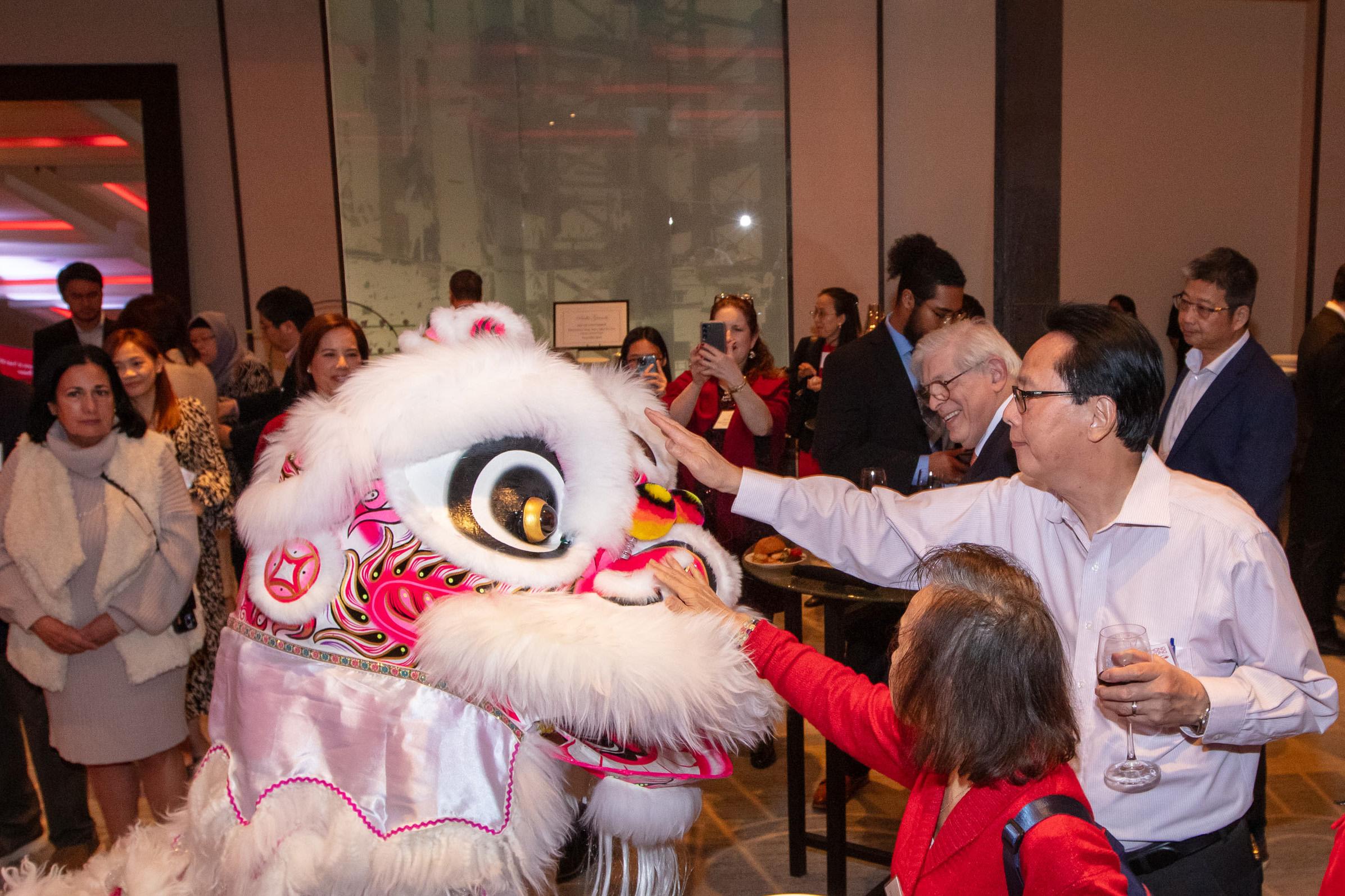 香港駐三藩市經濟貿易辦事處三月一日（侯斯頓時間）在德克薩斯州侯斯頓舉行新春酒會，期間來賓與舞獅互動。
