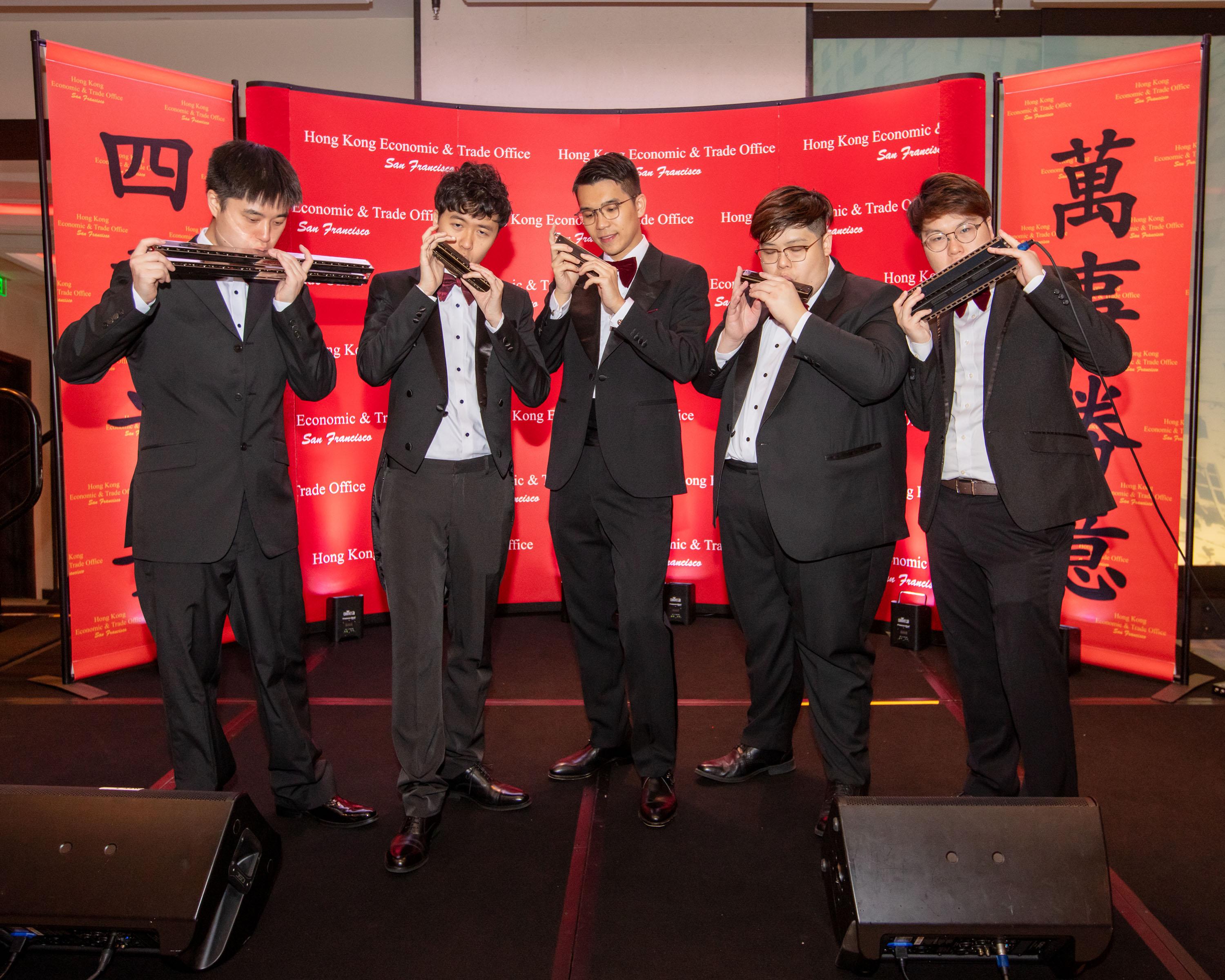 來自香港的著名口琴組合RedBricks Harmonica三月一日（侯斯頓時間）在德克薩斯州侯斯頓舉行的新春酒會上表演。