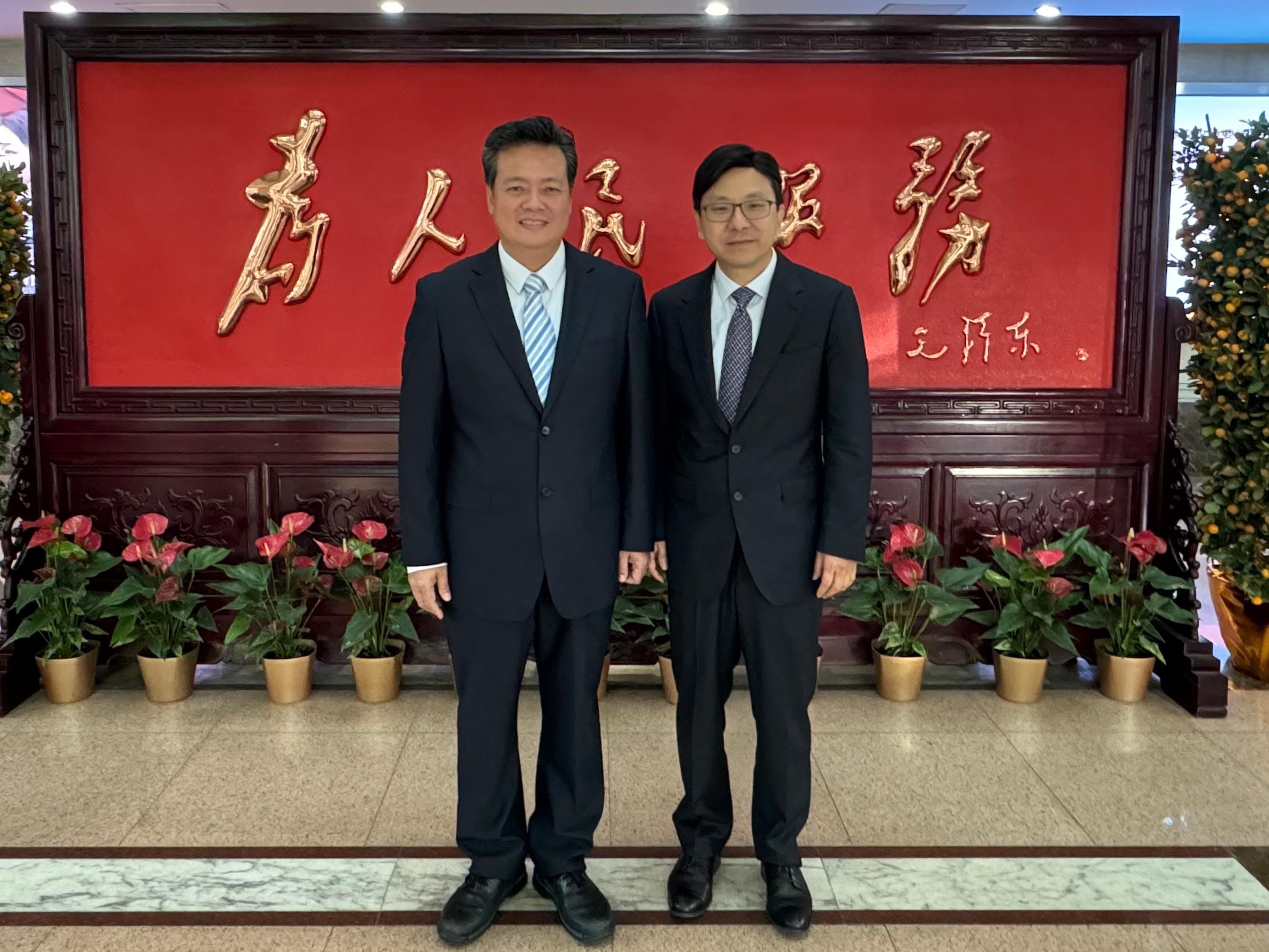 The Secretary for Labour and Welfare, Mr Chris Sun, today (March 5) continued his visit to Fuzhou, Fujian. The Director of Hong Kong Talent Engage, Mr Anthony Lau, also joined the visit. Photo shows Mr Sun (right) at the courtesy call on Deputy Director of the Fujian Provincial Department of Human Resources and Social Security Mr Hong Changchun (left) this morning. They exchanged views on endeavours to attract and support outside talent.