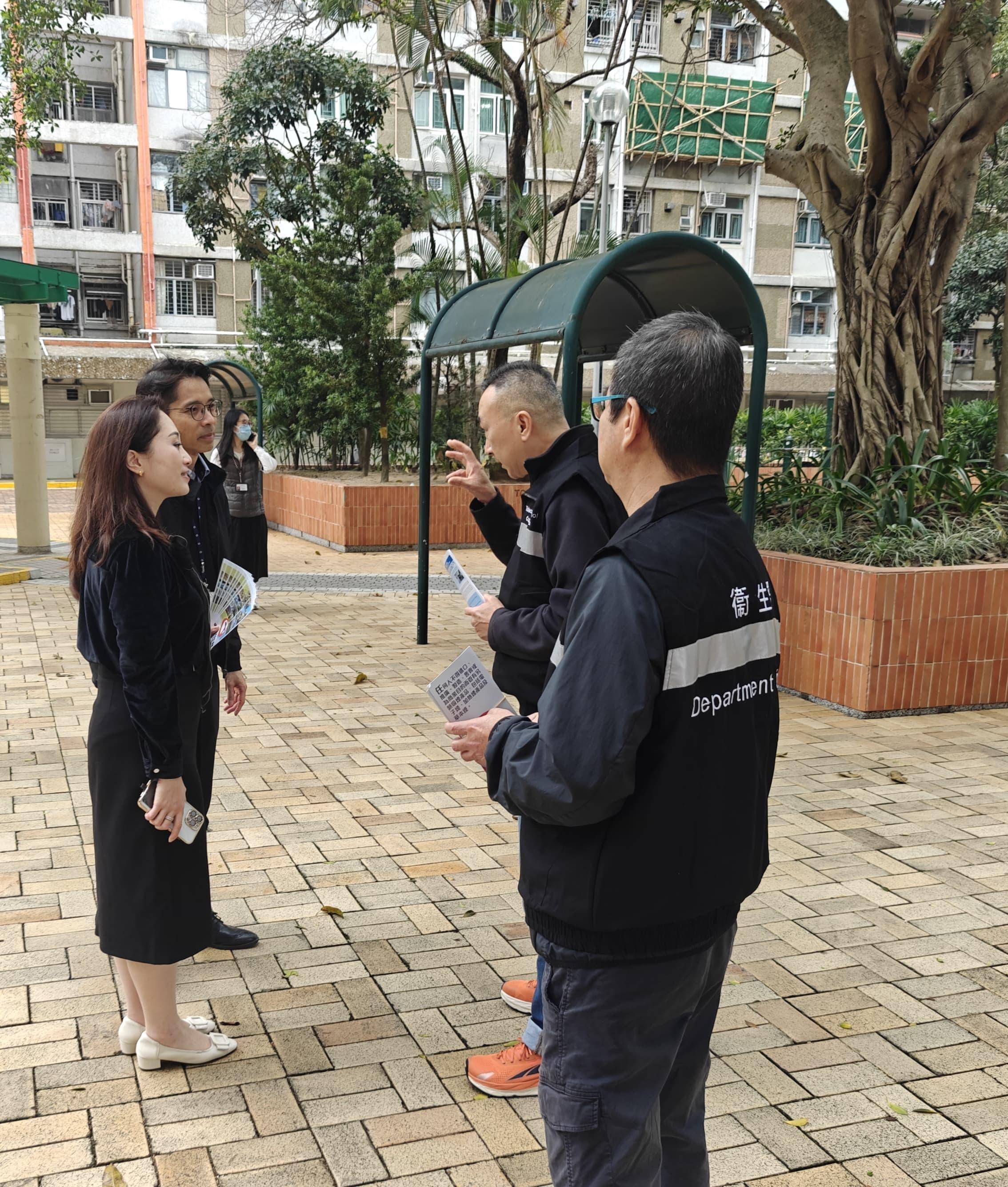 To step up enforcement actions to combat the distribution of smoking product leaflets in public housing estates, the Tobacco and Alcohol Control Office (TACO) of the Department of Health today (March 5) continued to carry out a joint operation with the Police and the Housing Department to conduct inspections and carry out publicity at two public housing estates in Kwun Tong District. In addition to patrolling the estates, officers from TACO provided estate security personnel and residents with information on what to do when a suspected violation is found. Members of the Kwun Tong District Council and the Area Committee (Kwun Tong) also joined today's operation and reminded residents not to defy the law.