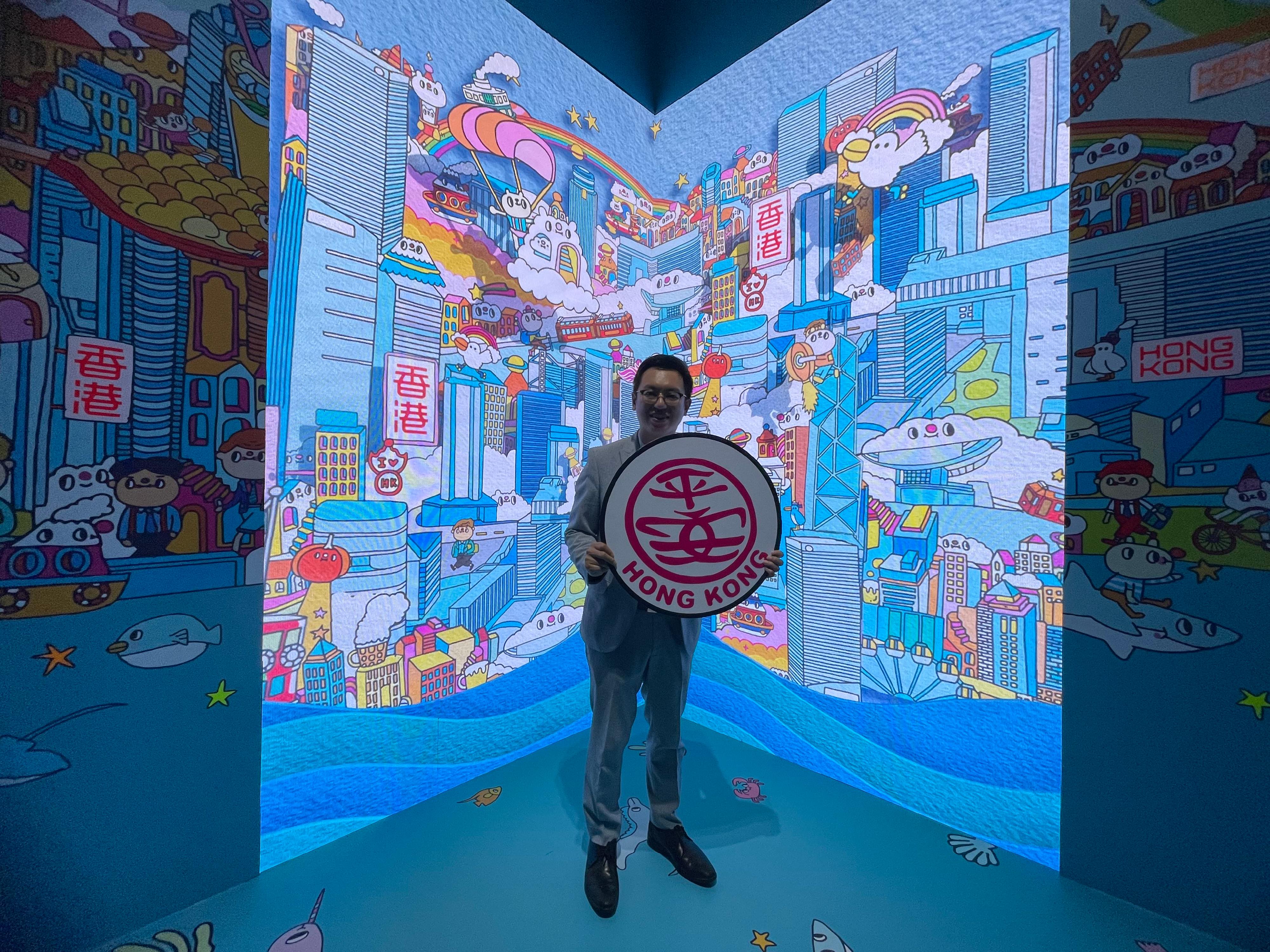 何啟明下午到訪政府新聞處於吉隆坡舉行的「香港─沉浸式之旅」巡迴展覽，並在展示香港藝術家Messy Desk（李美欣）插畫設計的拍照區「打卡」。