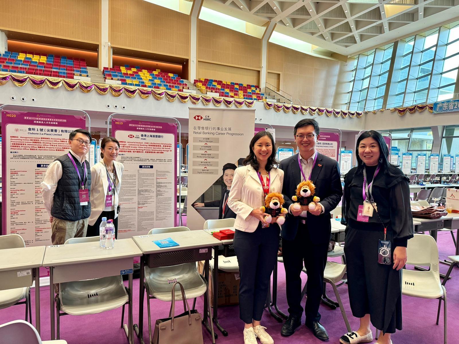 The Under Secretary for Labour and Welfare, Mr Ho Kai-ming (second right), attended the Hong Kong - Shenzhen Talent Recruitment Fair for Class of 2024 Graduates in Guangdong at the Chinese University of Hong Kong, Shenzhen, on November 26, 2023, and introduced Hong Kong's talent admission policies. Hong Kong Talent Engage also participated in the exhibition of the Fair.