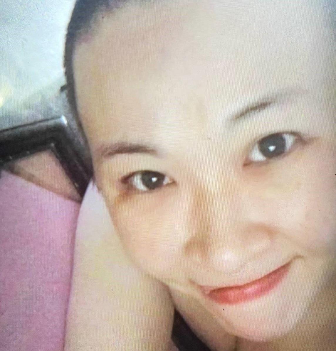 Tsang Maan-sho, aged 37, is about 1.6 metres tall, 60 kilograms in weight and of fat build. She has a round face with yellow complexion and short brown hair.