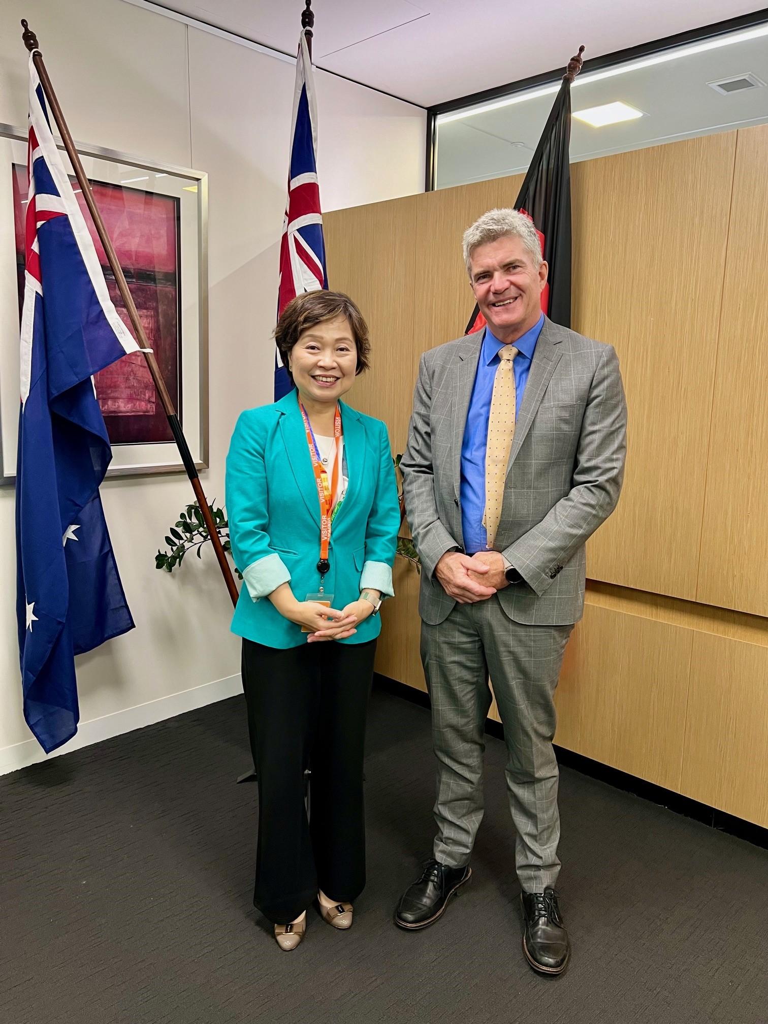 教育局局长蔡若莲博士（左）三月四日（悉尼时间）在澳洲悉尼与新南威尔斯州技能、技术与继续教育及高等教育部长Steve Whan（右）会面。