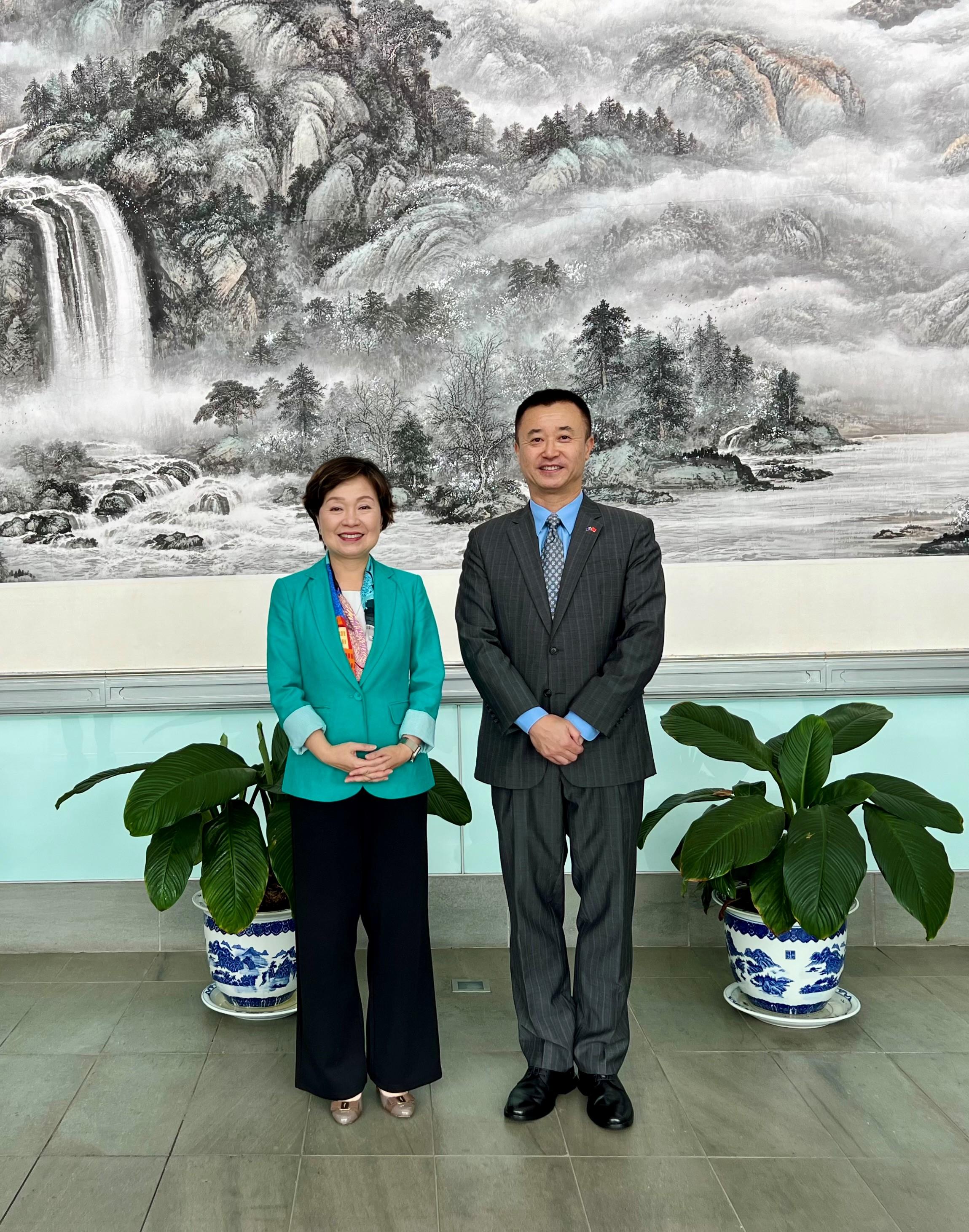 The Secretary for Education, Dr Choi Yuk-lin (left), paid a courtesy call on the Acting Consul General of the People's Republic of China in Sydney, Mr Wang Chunsheng (right), in Sydney, Australia, on March 4 (Sydney time).