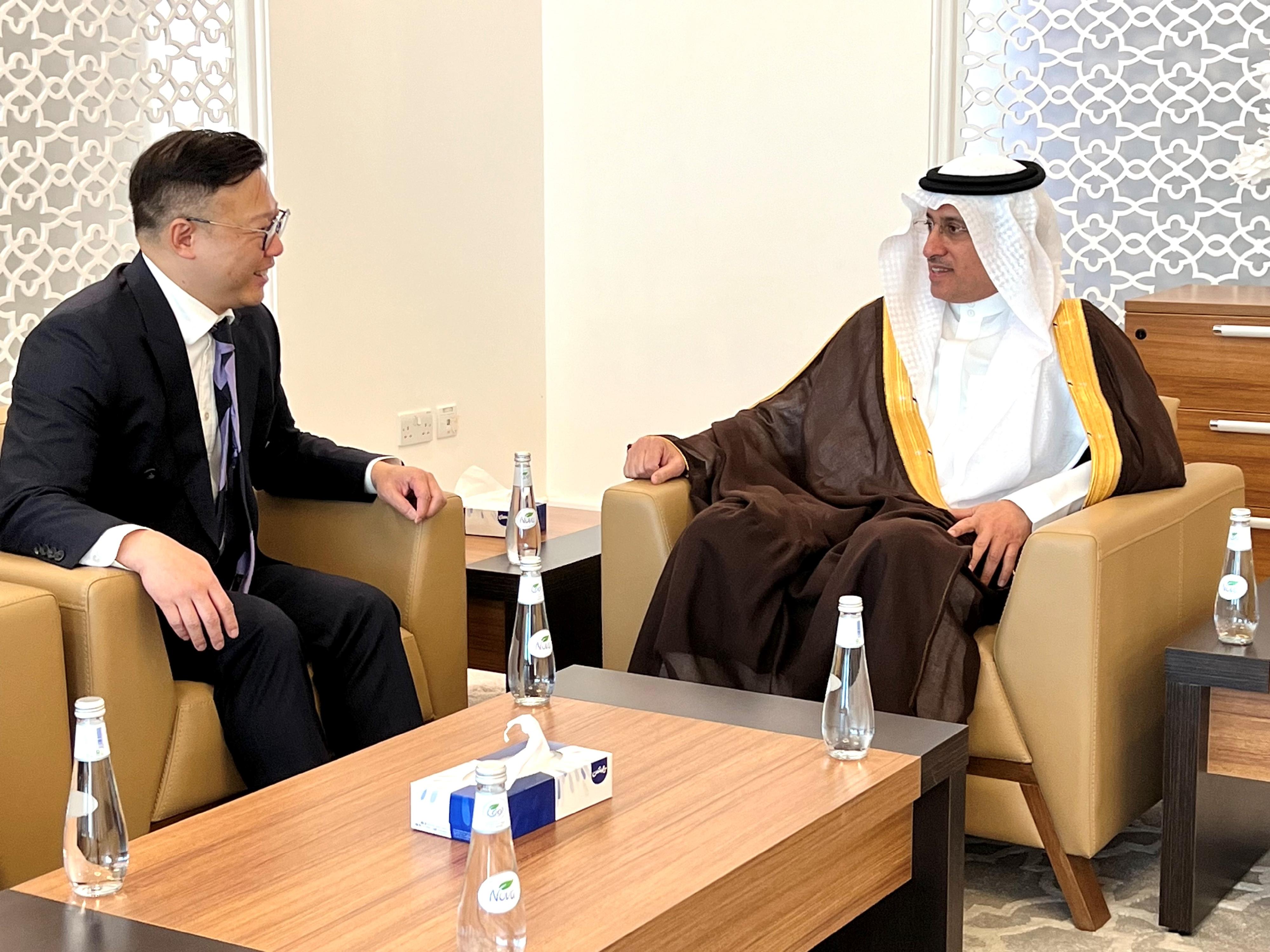 The Deputy Secretary for Justice, Mr Cheung Kwok-kwan (left), meets with the Vice-Minister of Justice of the Kingdom of Saudi Arabia, Dr Najem bin Abdullah al-Zaid (right), in Riyadh, Saudi Arabia, on March 4 (Riyadh time).
