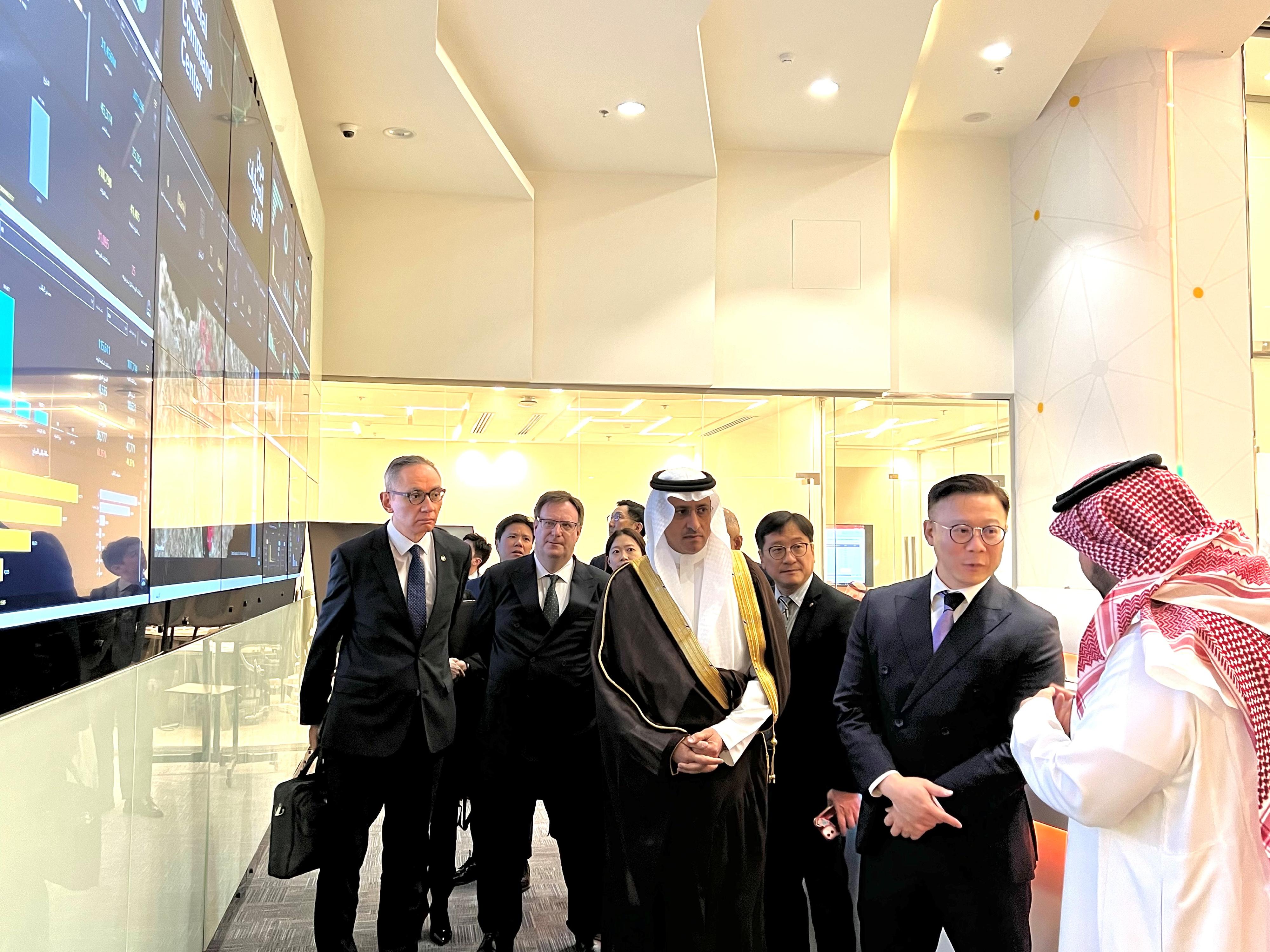 The Deputy Secretary for Justice, Mr Cheung Kwok-kwan (second right), meets with the Vice-Minister of Justice of the Kingdom of Saudi Arabia, Dr Najem bin Abdullah al-Zaid (fourth right), in Riyadh, Saudi Arabia, on March 4 (Riyadh time) to learn about the use of technology in the management of court cases in Saudi Arabia.
