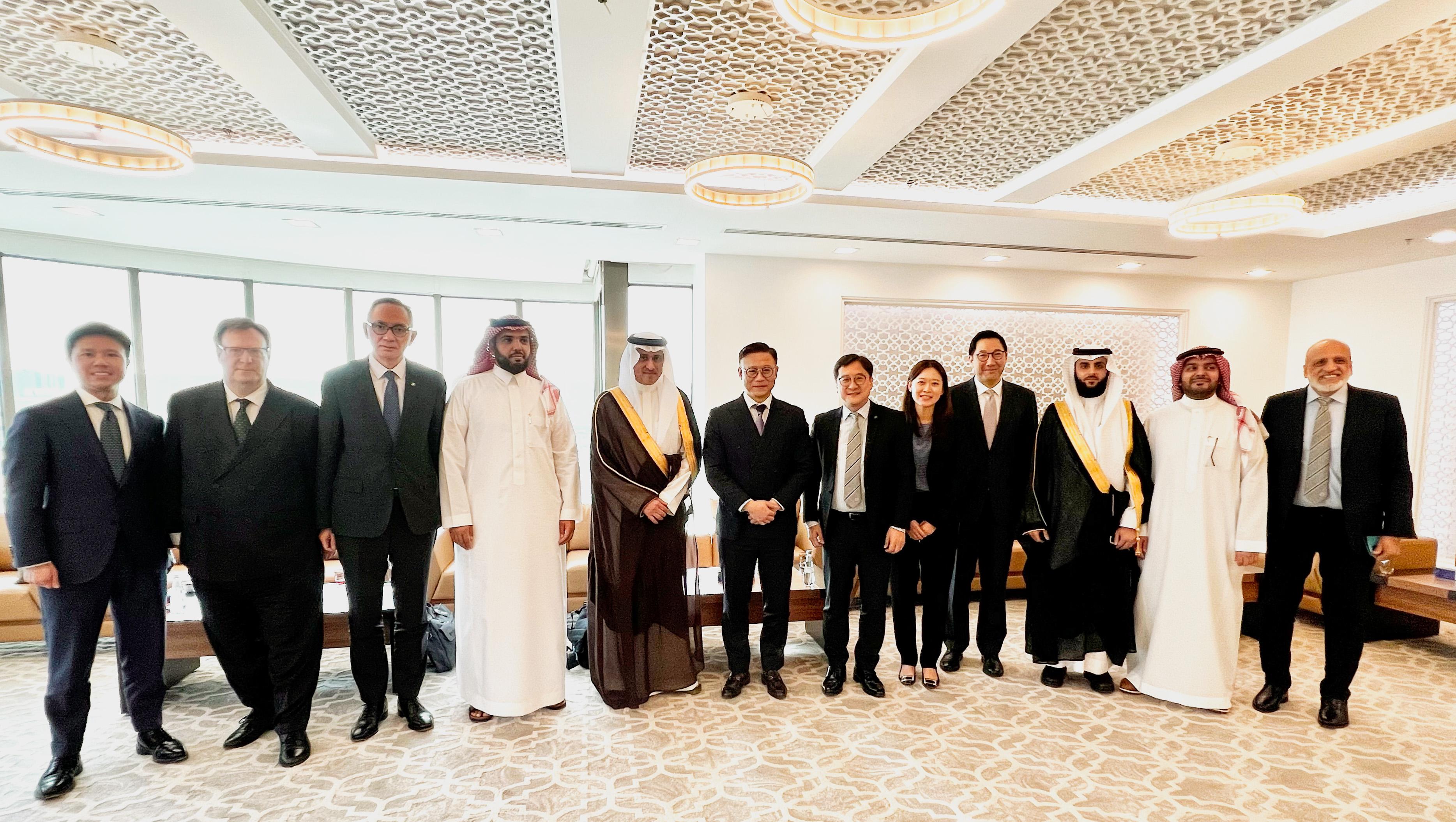 The Deputy Secretary for Justice, Mr Cheung Kwok-kwan (sixth left) and the delegation are pictured with the Vice-Minister of Justice of the Kingdom of Saudi Arabia, Dr Najem bin Abdullah al-Zaid (fifth left), and other senior government officials related to the administration of justice in Riyadh, Saudi Arabia, on March 4 (Riyadh time).
