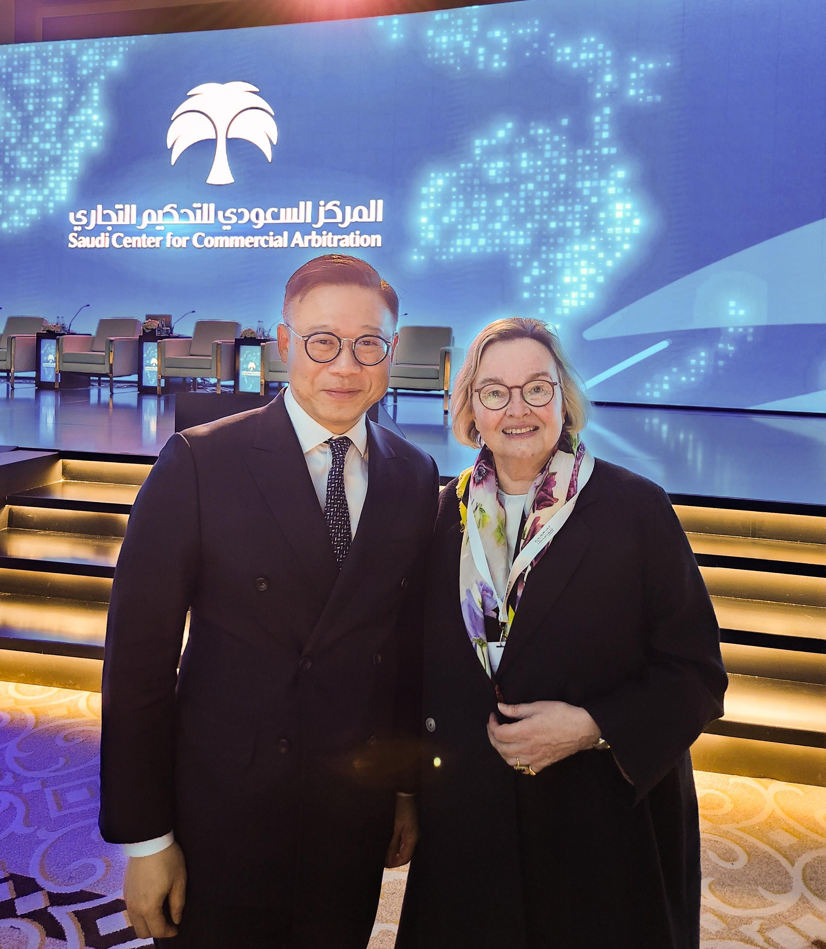 The Deputy Secretary for Justice, Mr Cheung Kwok-kwan (left), meets briefly with the Secretary of the United Nations Commission on International Trade Law, Ms Anna Joubin-Bret (right), to exchange views at the Riyadh International Disputes Week events in Riyadh, Saudi Arabia, on March 6 (Riyadh time).