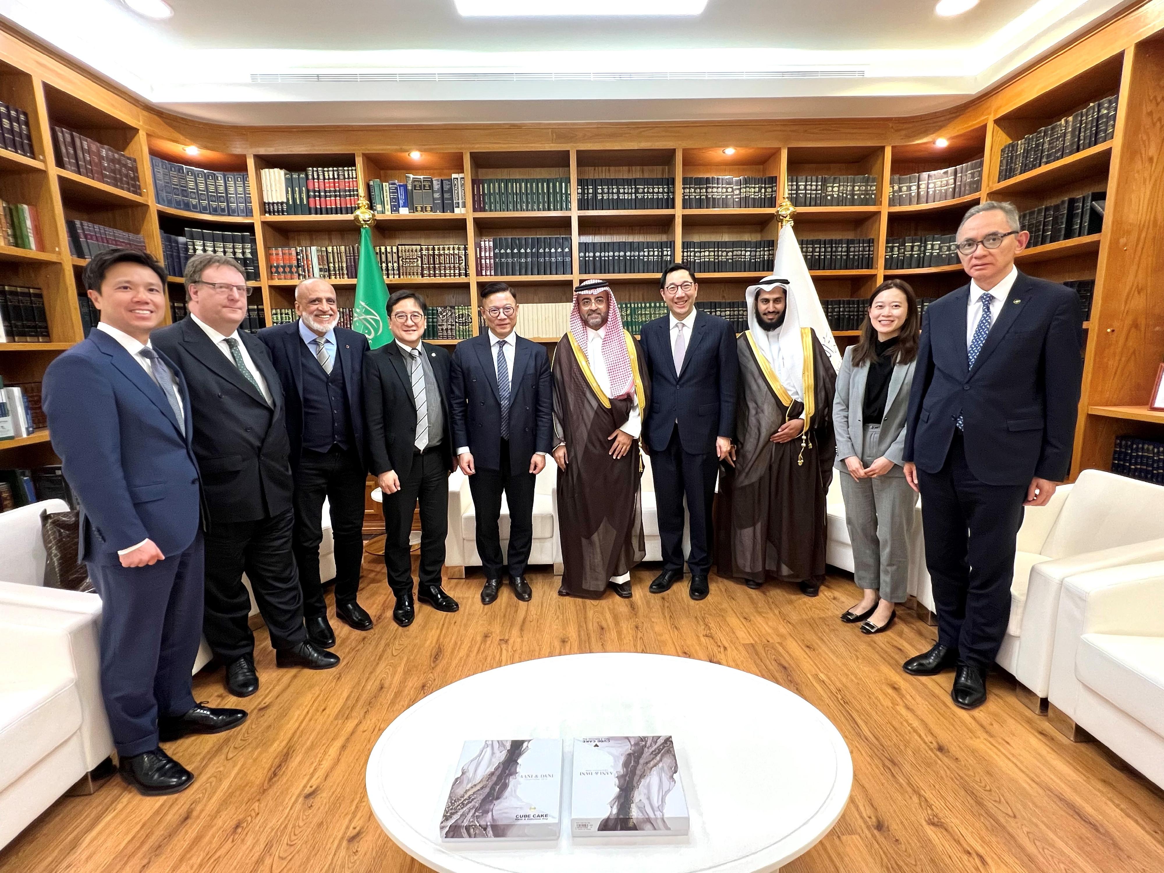 The Deputy Secretary for Justice, Mr Cheung Kwok-kwan, and the delegation meet with representatives of the Saudi Bar Association, in Riyadh, Saudi Arabia, on March 6 (Riyadh time). Photo shows Mr Cheung (fifth left), and the delegation with the representatives from the Saudi Bar Association.